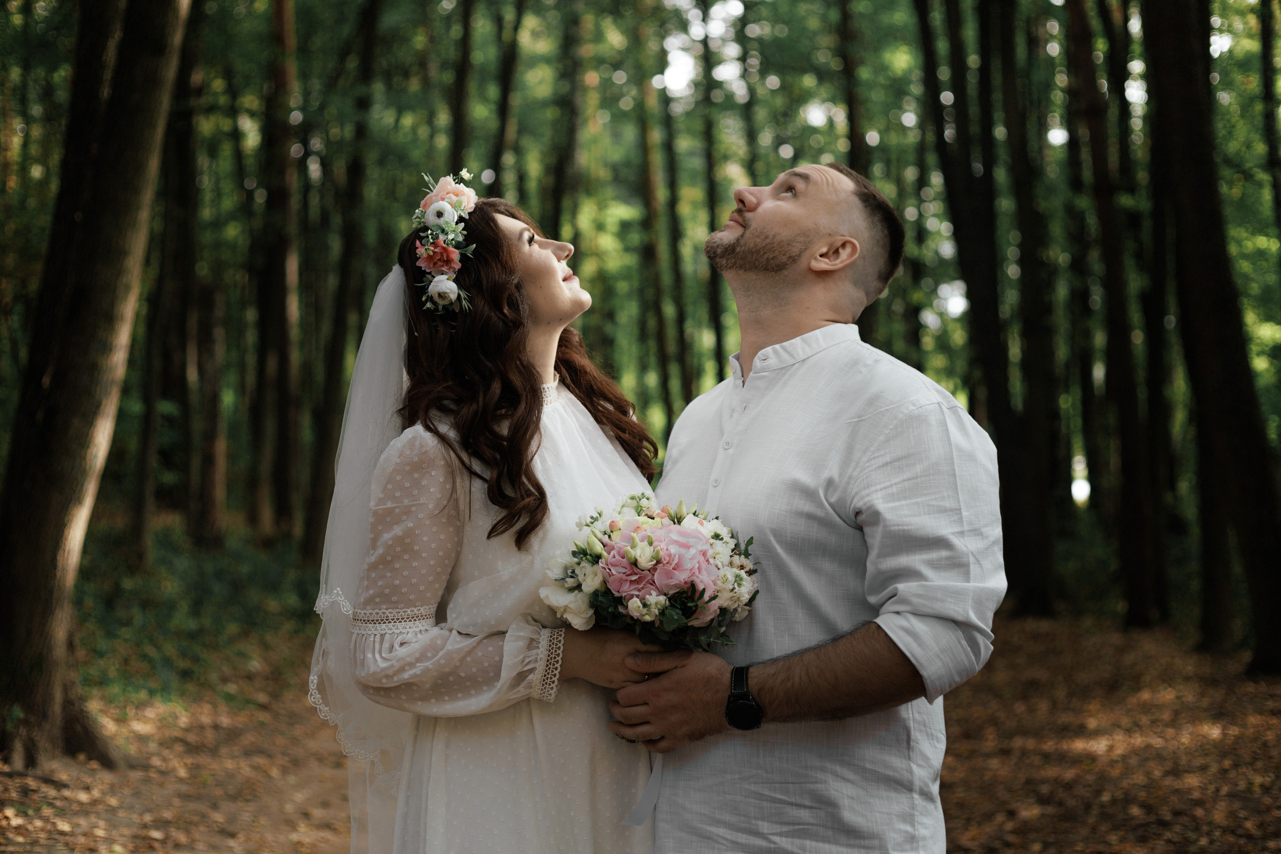 свадебная прогулка в лесу