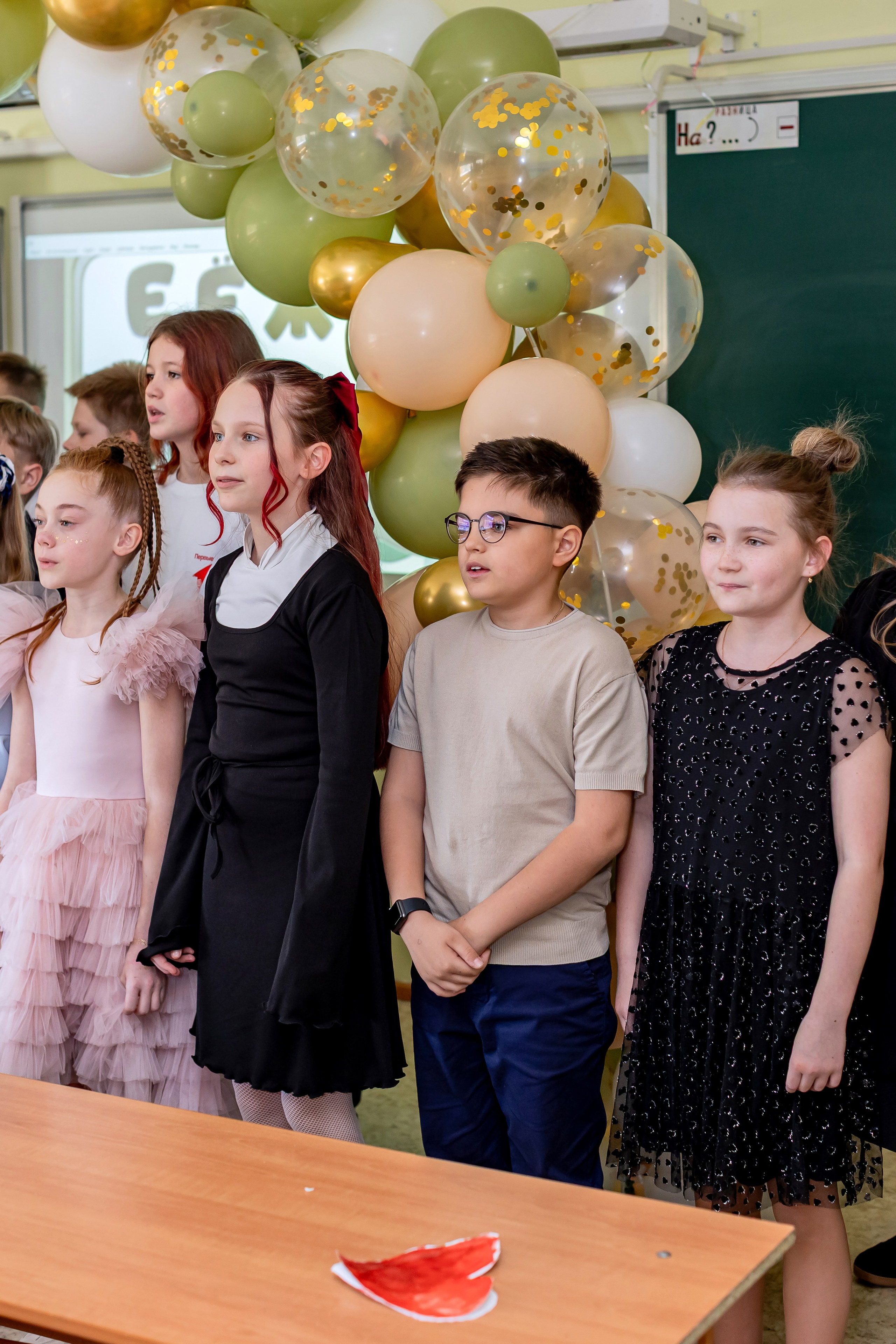 Выпускной в начальной школе в классе. Фотограф и видеограф Москва. Свадебный фотограф, видеограф. Выпускные альбомы. Оживающие альбомы