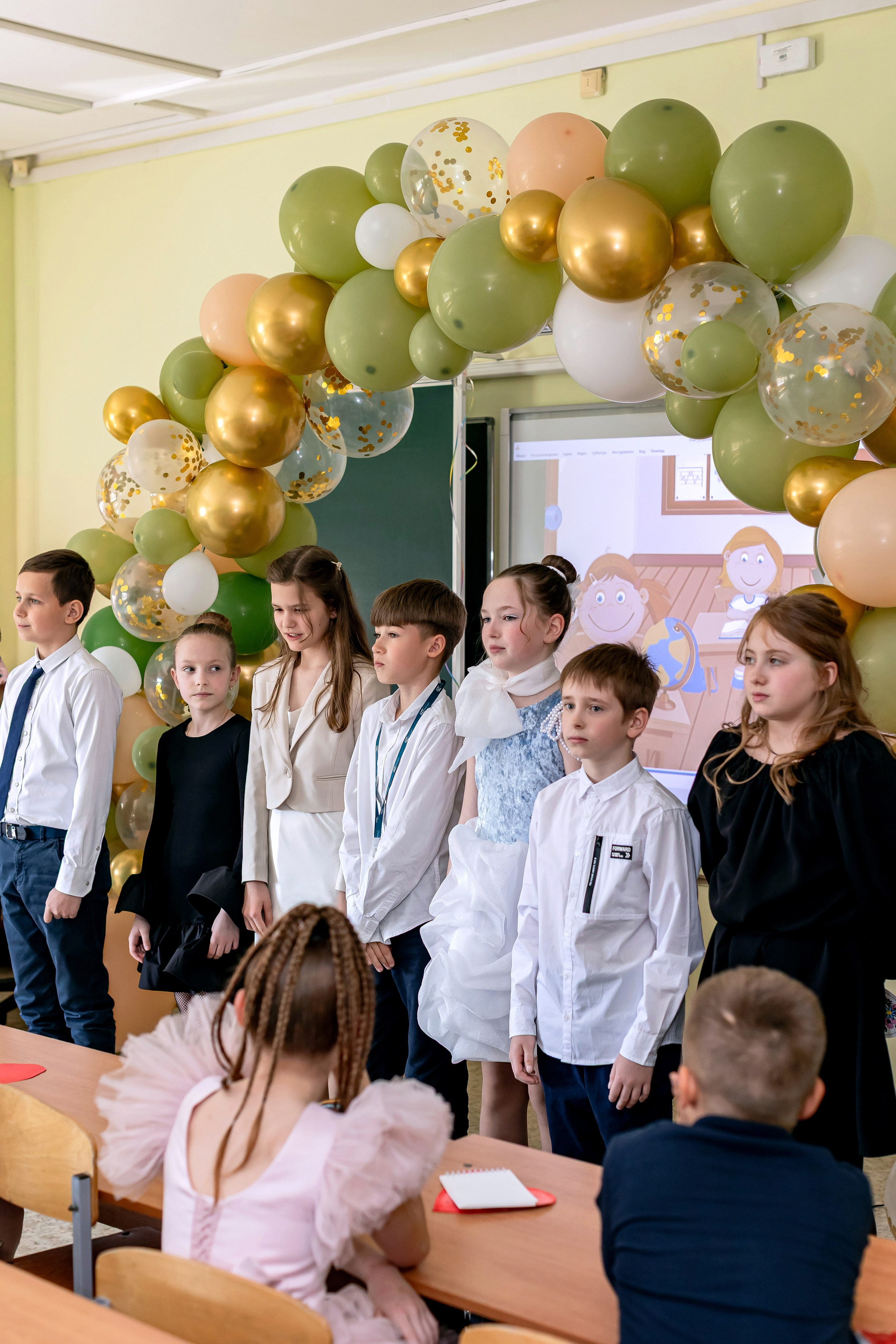 Выпускной в начальной школе в классе. Фотограф и видеограф Москва. Свадебный фотограф, видеограф. Выпускные альбомы. Оживающие альбомы