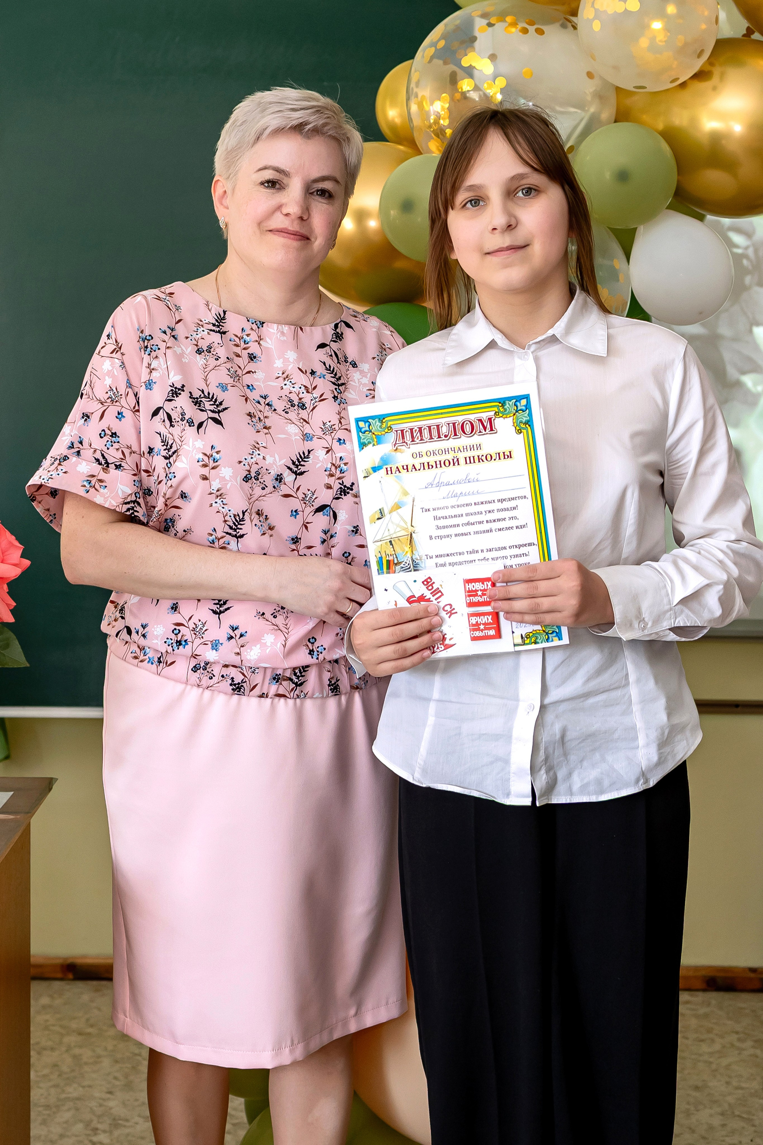 Выпускной в начальной школе в классе. Фотограф и видеограф Москва. Свадебный фотограф, видеограф. Выпускные альбомы. Оживающие альбомы