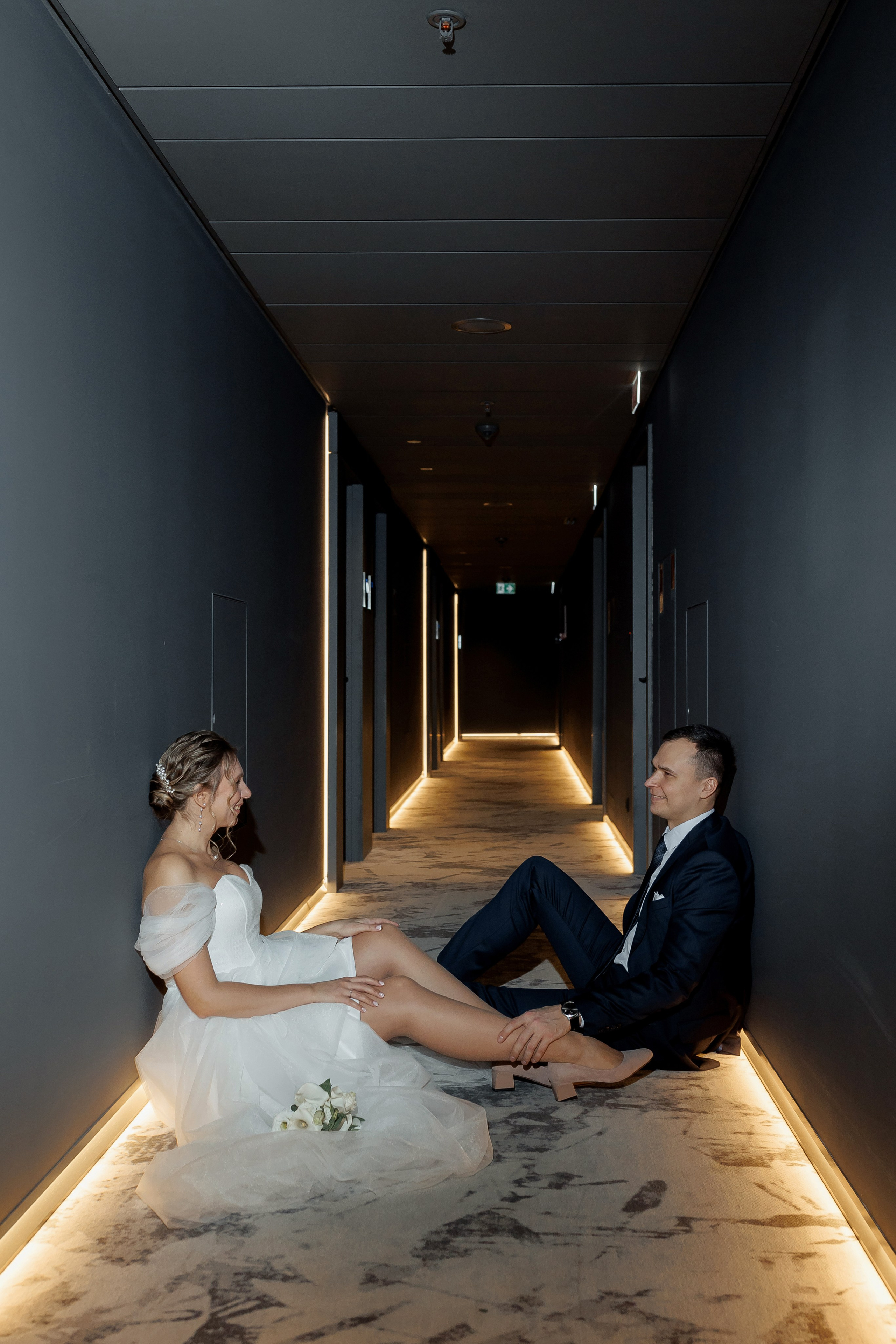 Свадебная фотосессия в отеле Movenpick Moscow Taganskaya. Свадебный фотограф в Москве Дарья Олендарёва