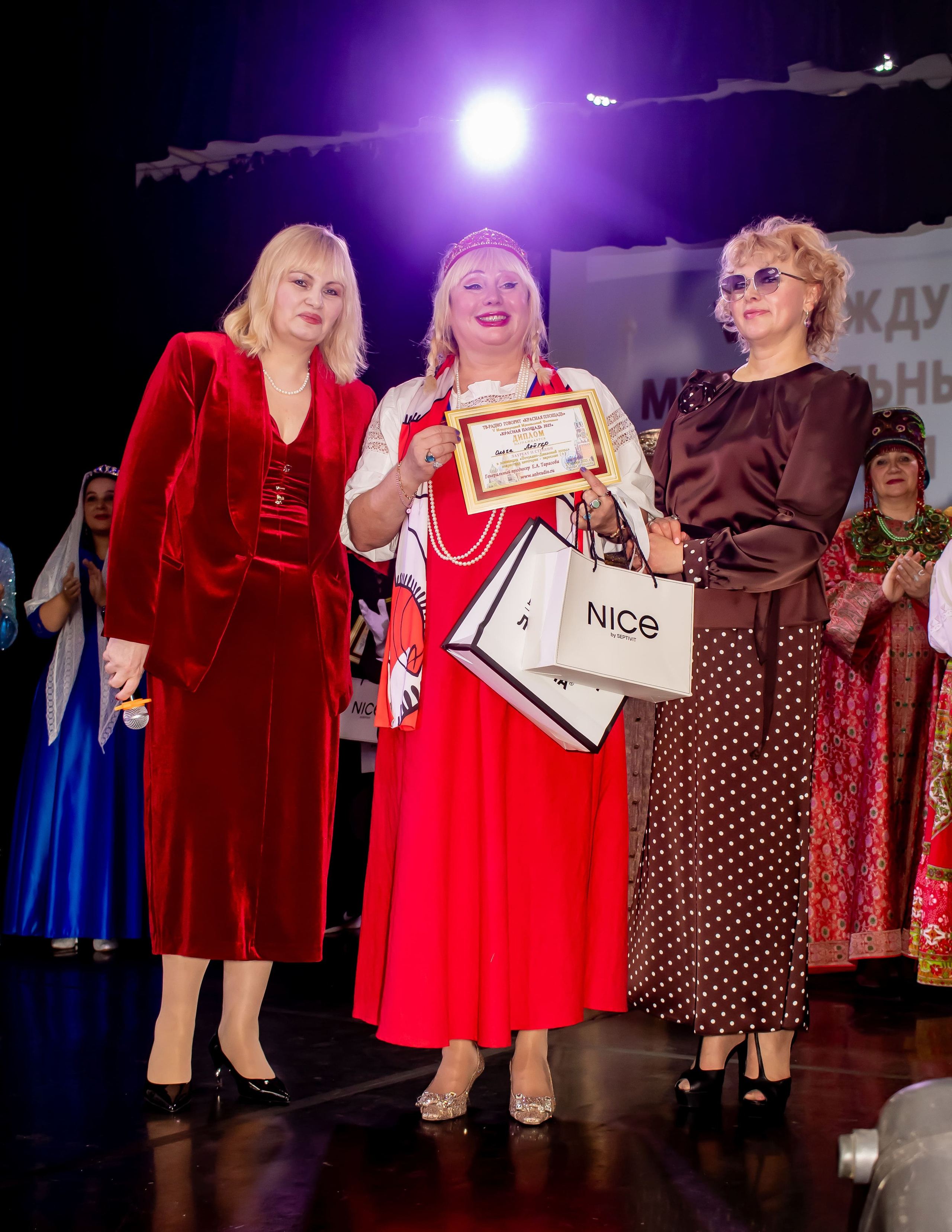 Участники фестиваля после награждения на сцене · фотограф Карасёва Елена