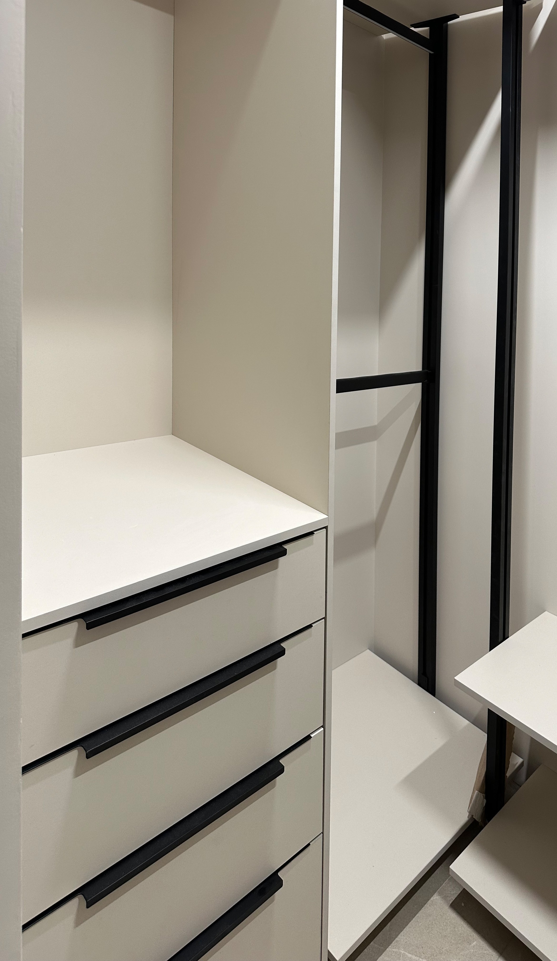 Шкафы, гардеробные и прихожие на заказ в Евпатории. Мебель на заказ в Евпатории