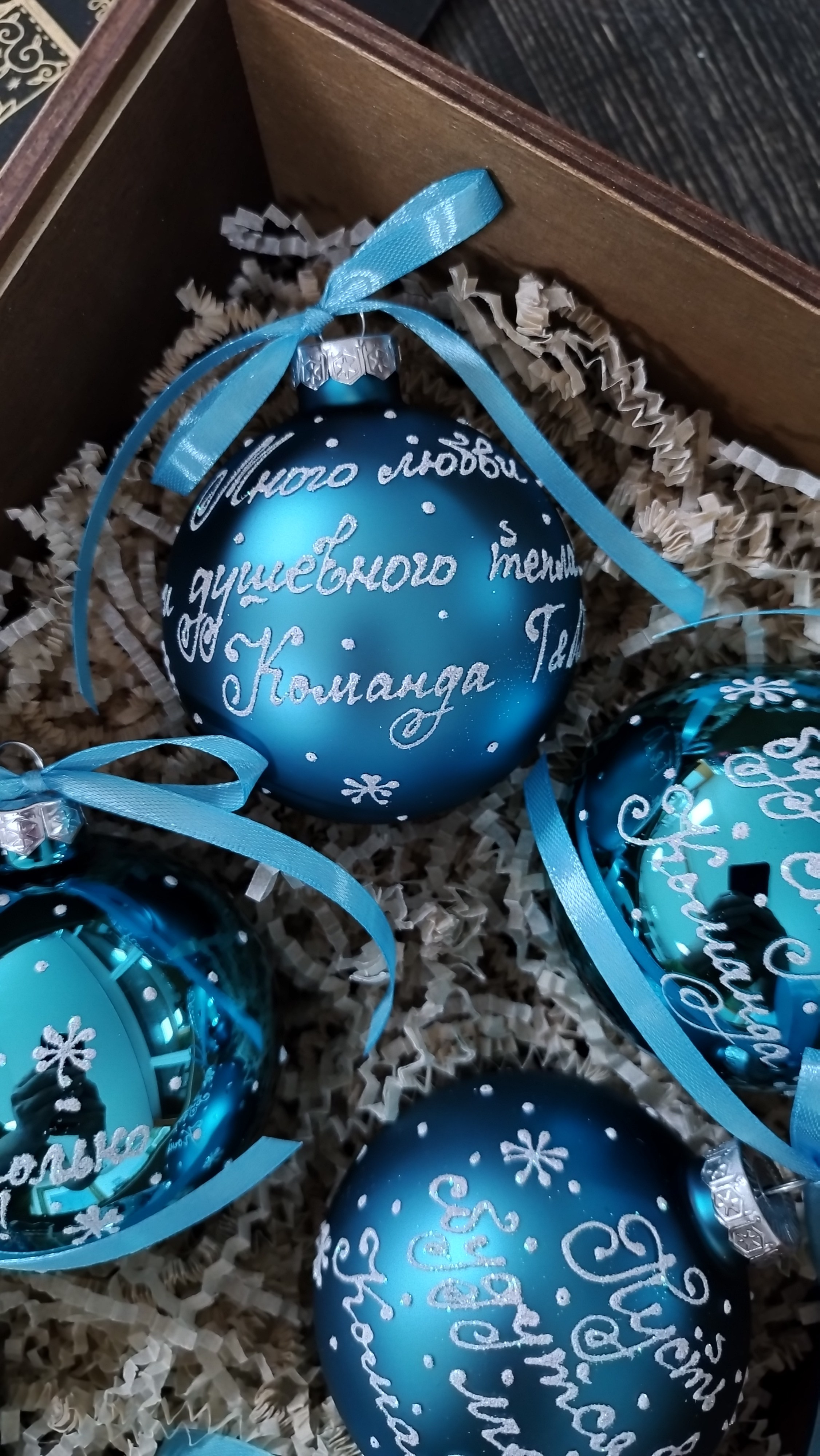 Елочный шар с росписью-Ваш лучший подарок на Новый Год. Арт-вечеринки и мастер-классы в Москве для взрослых и детей