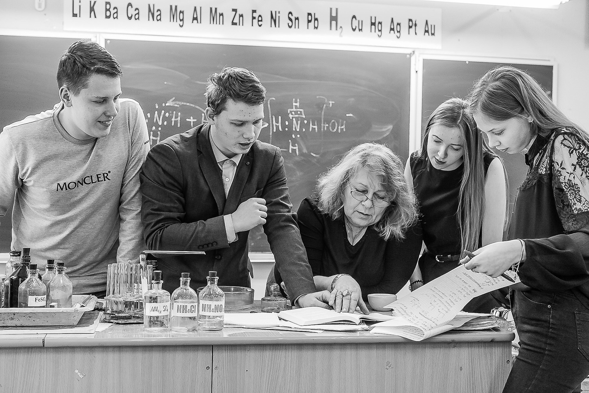 Репортажная фотография одноклассников во время занятия в выпускной фотокниге «Классика»