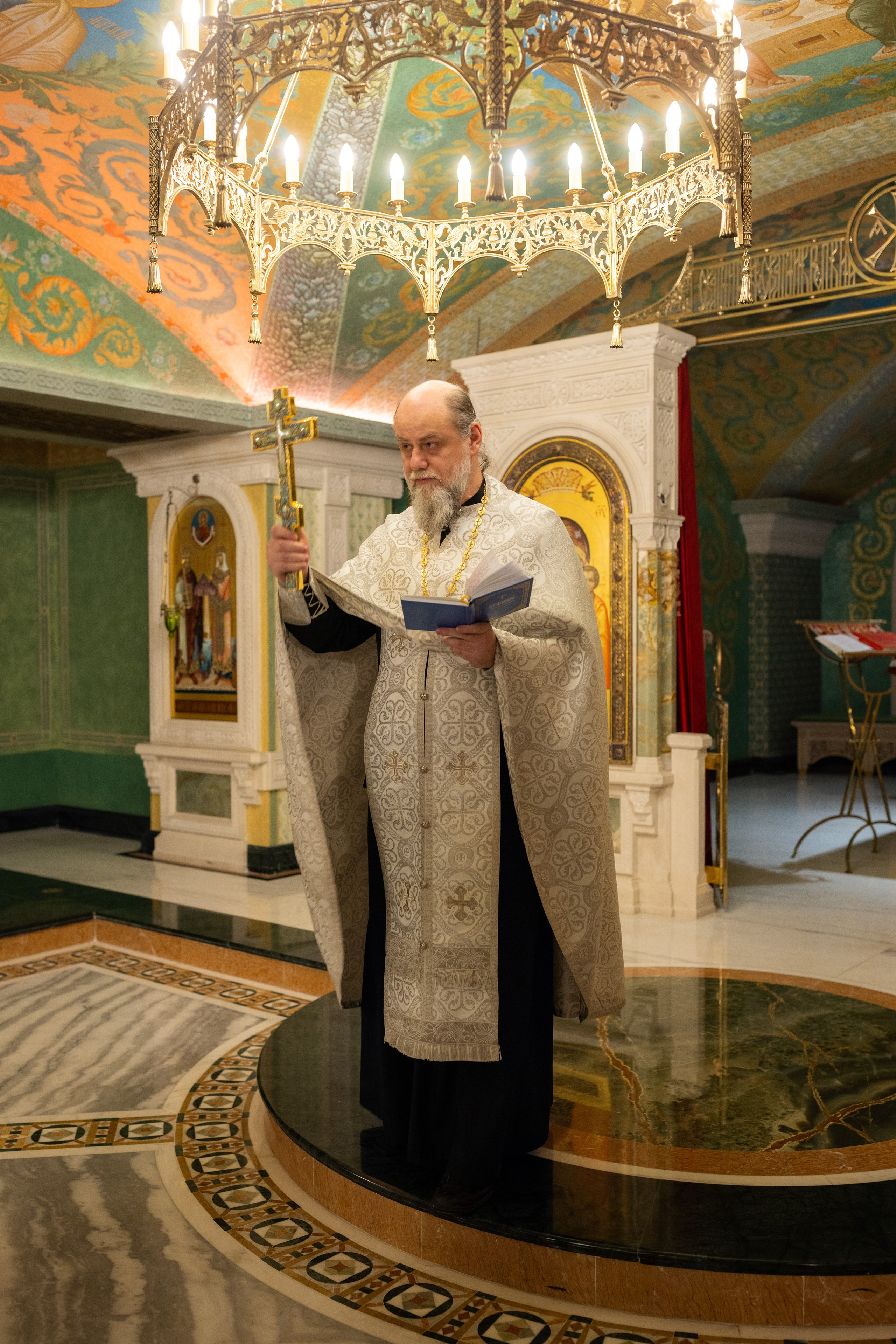 Крещение младенца в Сретенском монастыре. Фотограф — Евгений Свистков