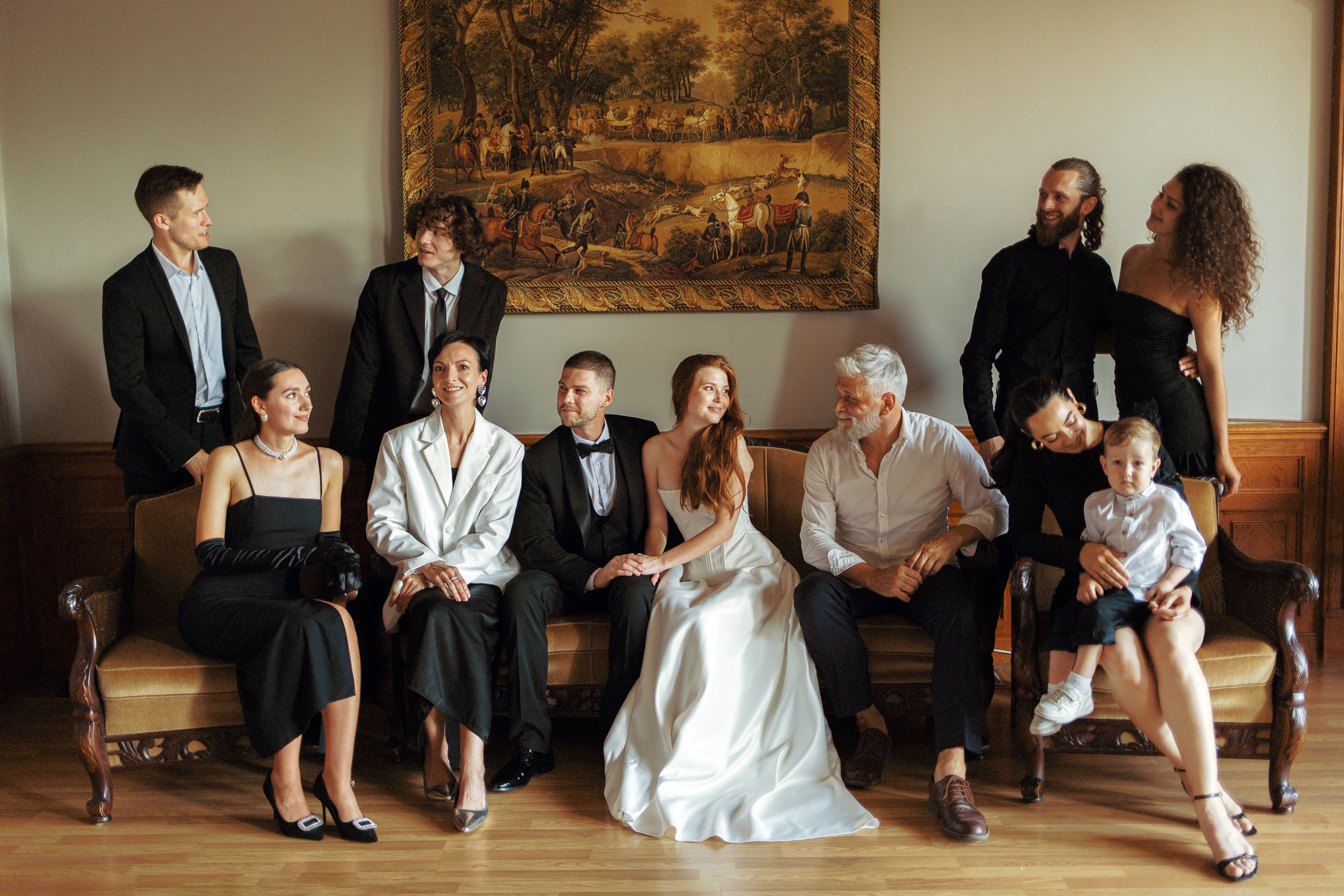 Молодожёны с гостями на диване — камерная свадьба в винтажном интерьере СПб