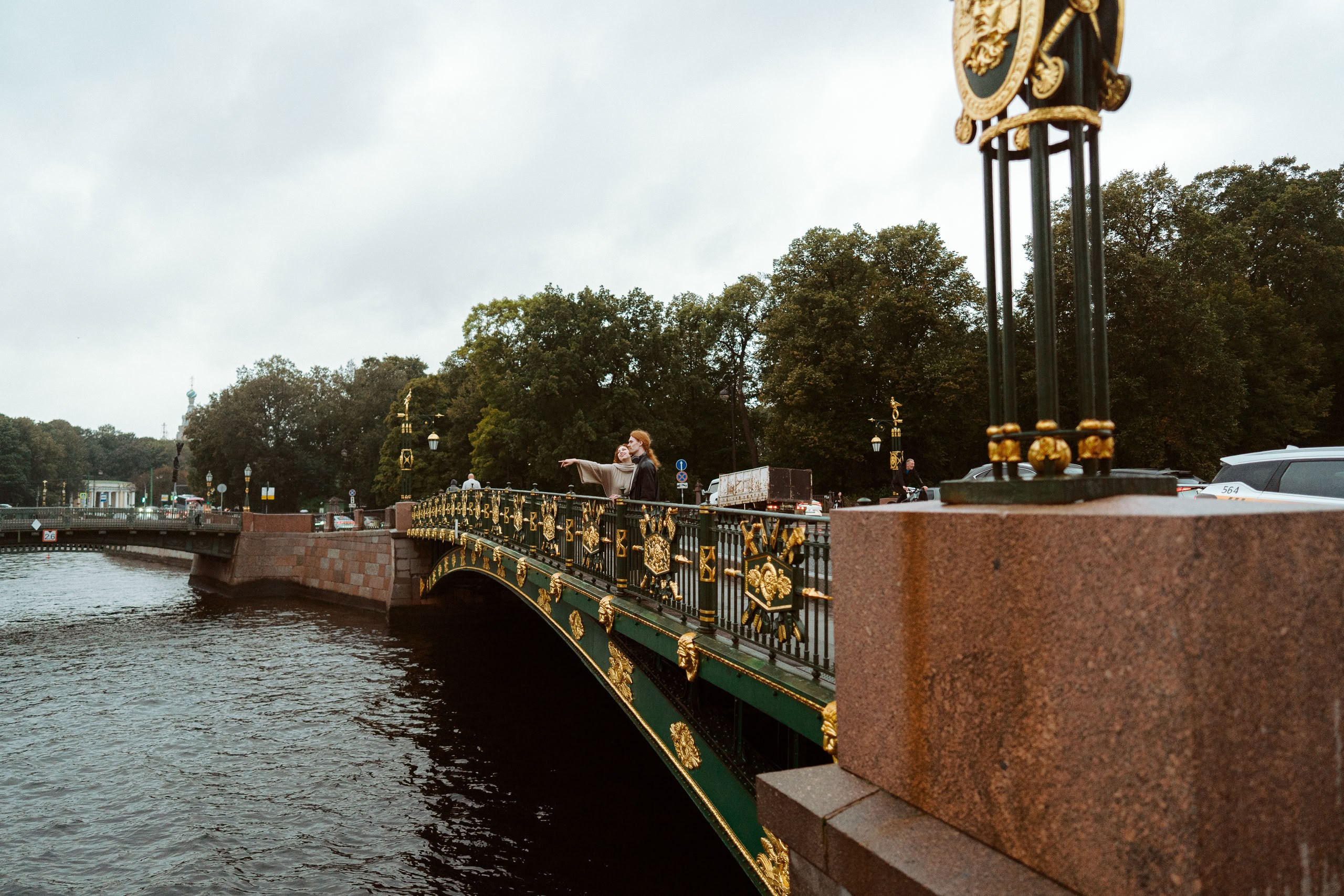 Мост у замка: вид на реку и дождливый Петербург