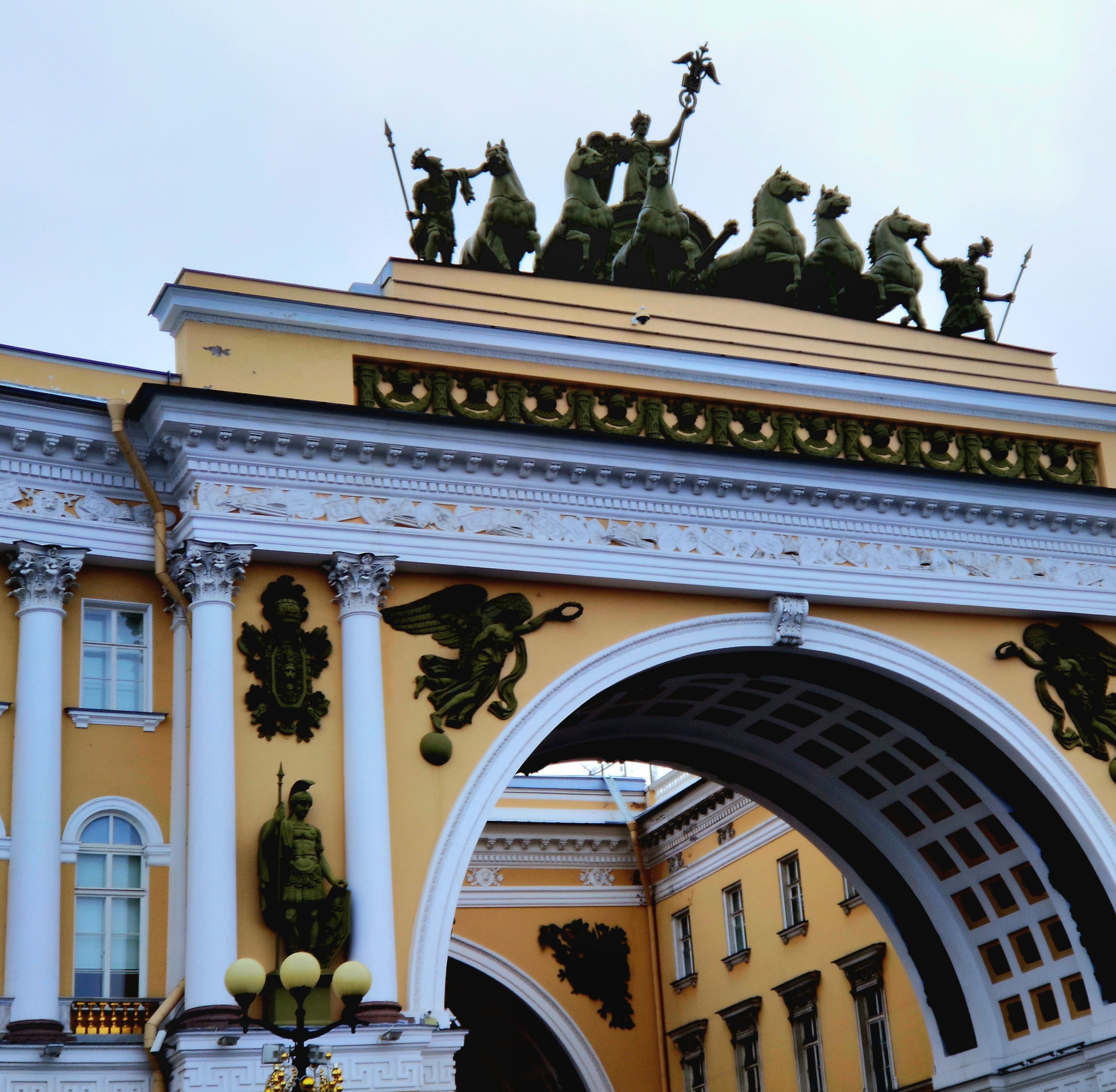 Дворцовая площадь, купить пирожных из Севера, и - домой