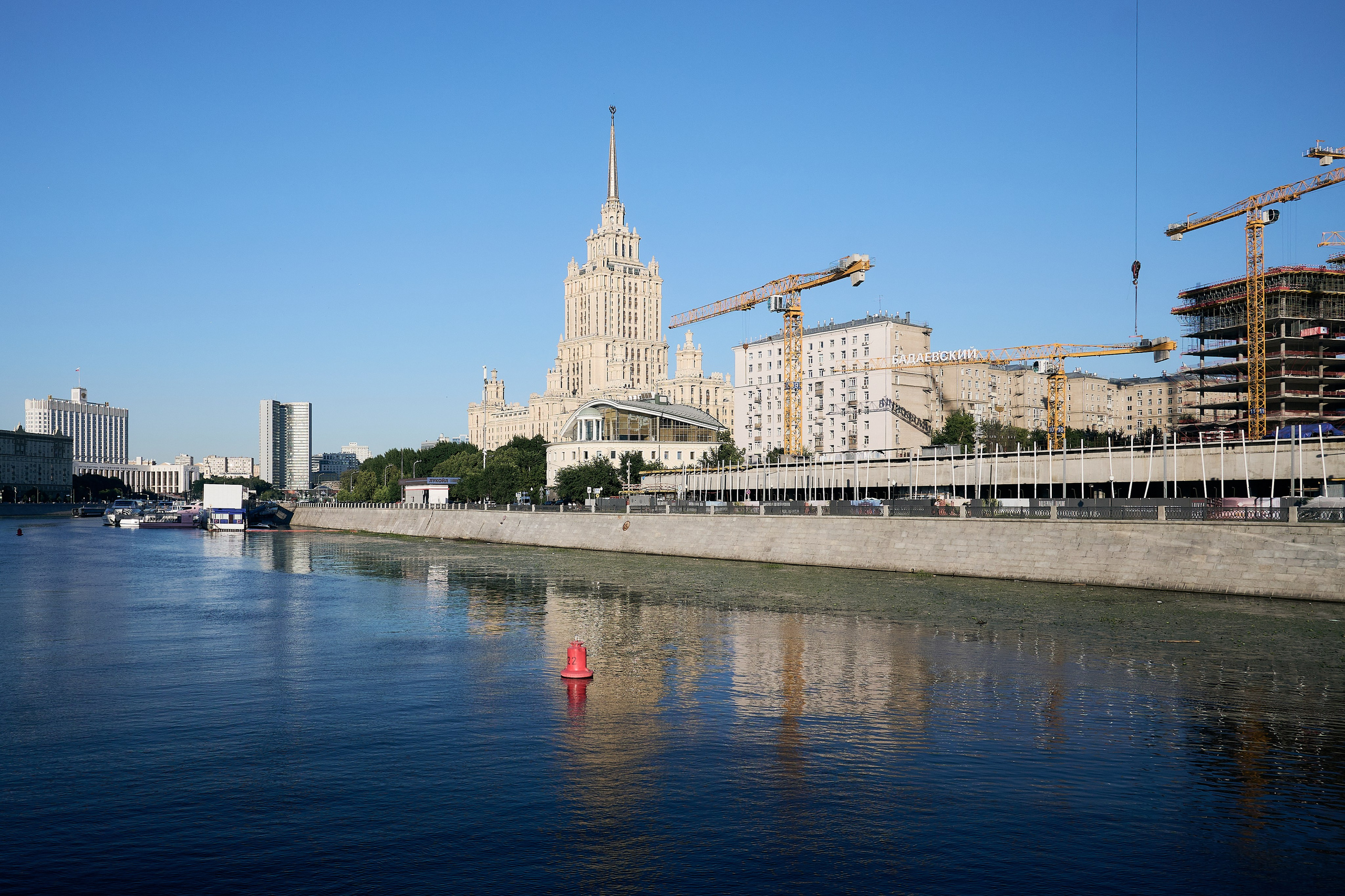 Прогулка на кораблике по Москва-реке. Лето 2024 в Москве. Фотограф Роман Адлер.