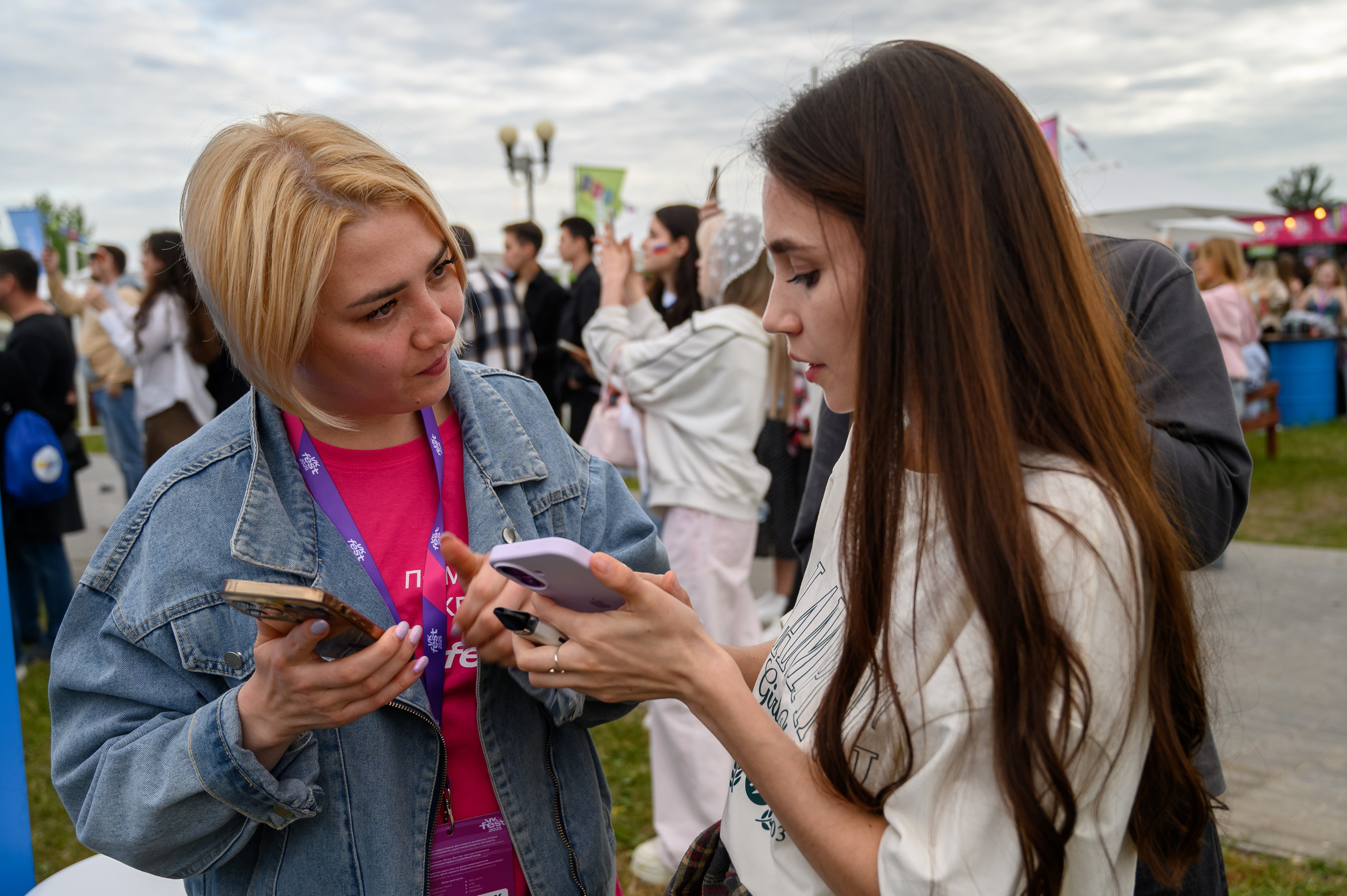 Снимок гостей VK Fest 2025 с живыми эмоциями, радостью и искренним смехом — взгляд изнутри от Алексея Клейменова