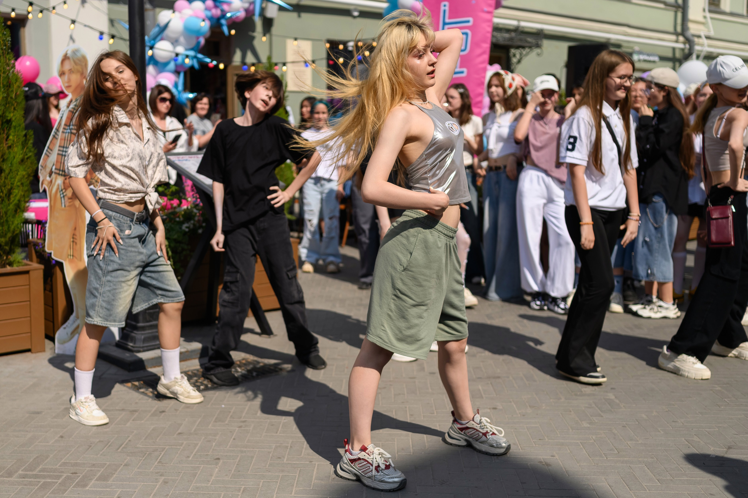 Люди собираются у ресторана HOT POT чтобы отметить его день рождения и участвовать в конкурсах