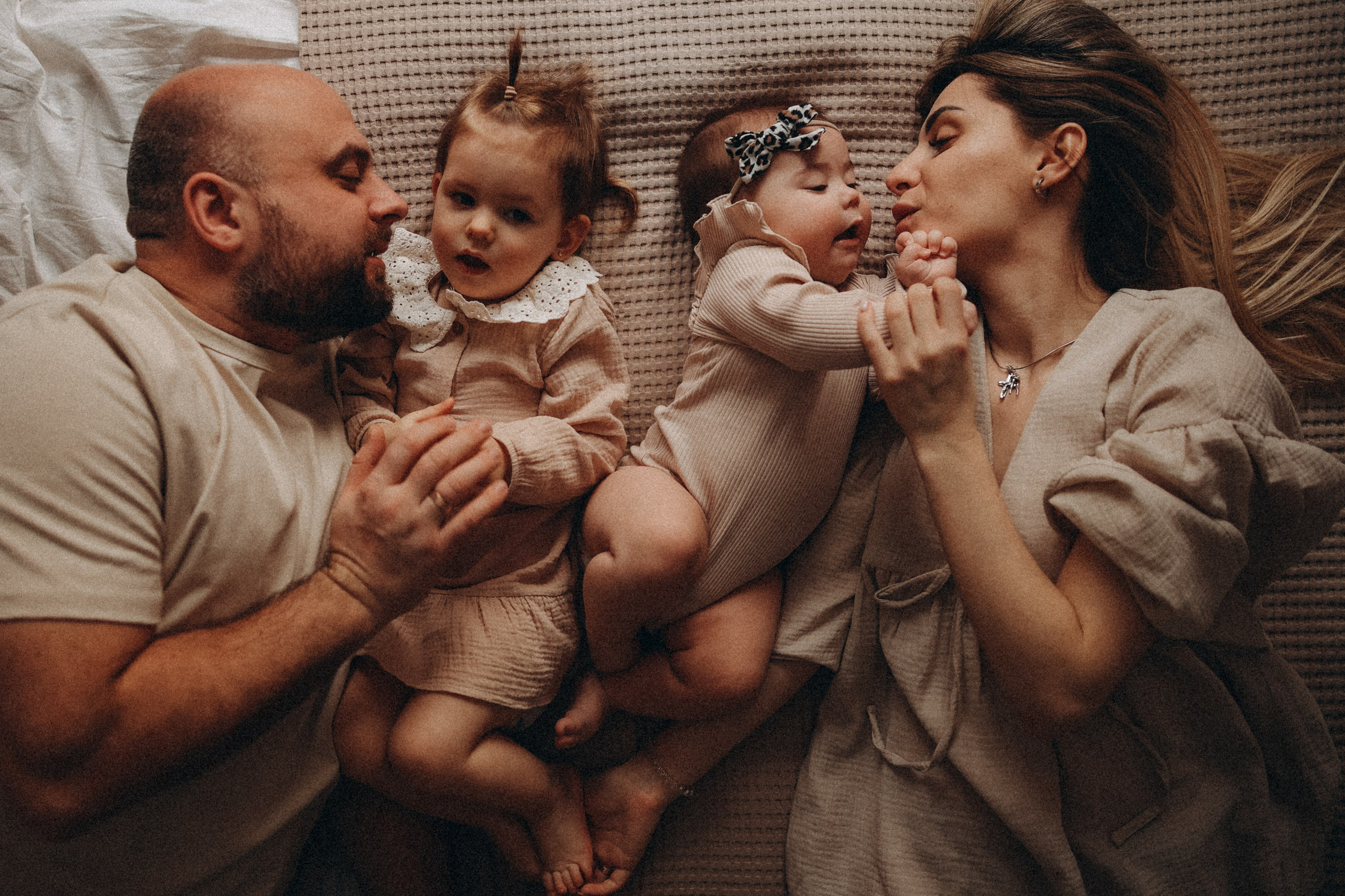 Катя, Максим и малышки Агата с Даной. Семейный фотограф в Москве и Люберцах Юлия Гуськова