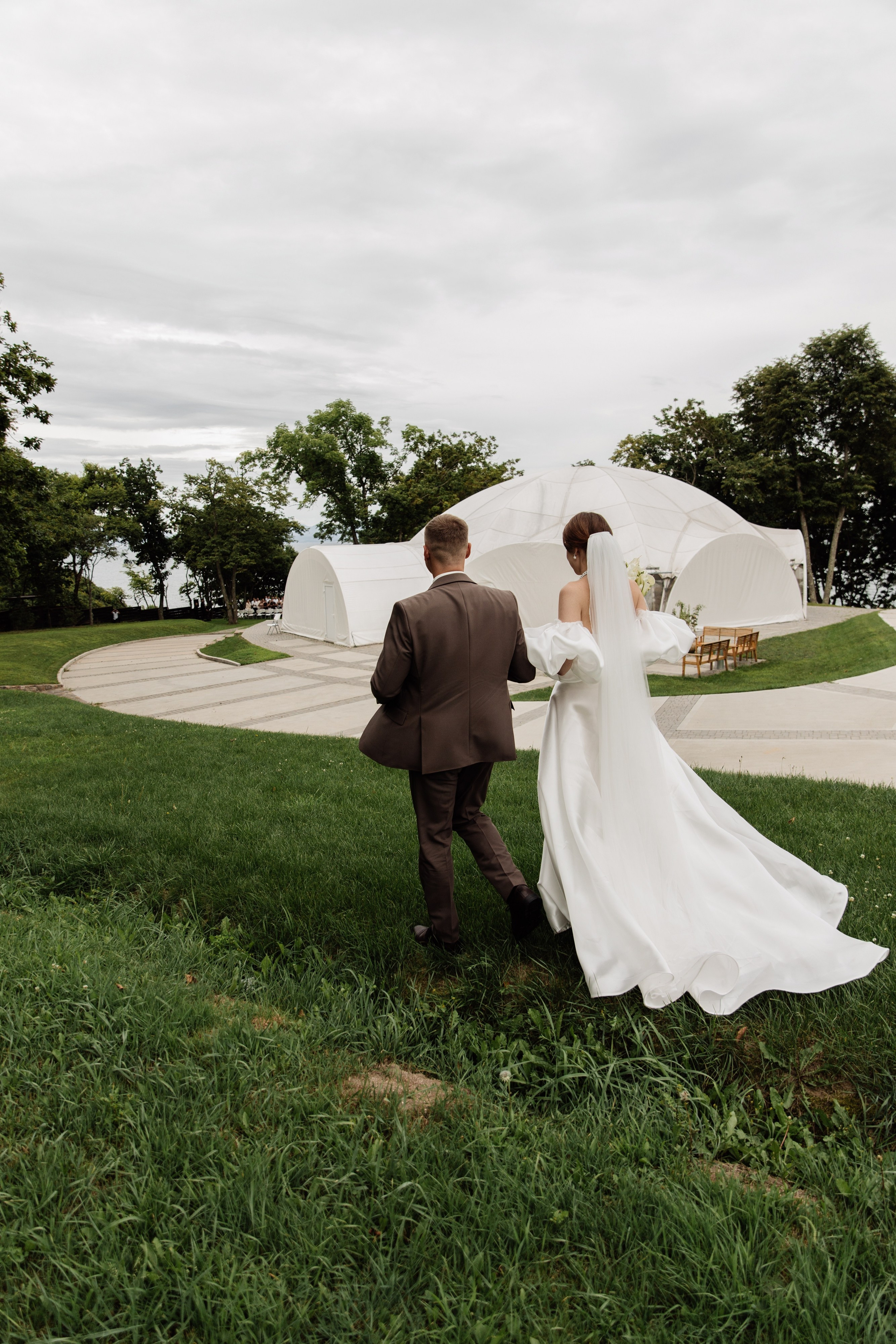 Я создаю профессиональные фотографии, которые сохраняют эмоции, детали и атмосферу вашего праздника. Свадебный фотограф во Владивостоке