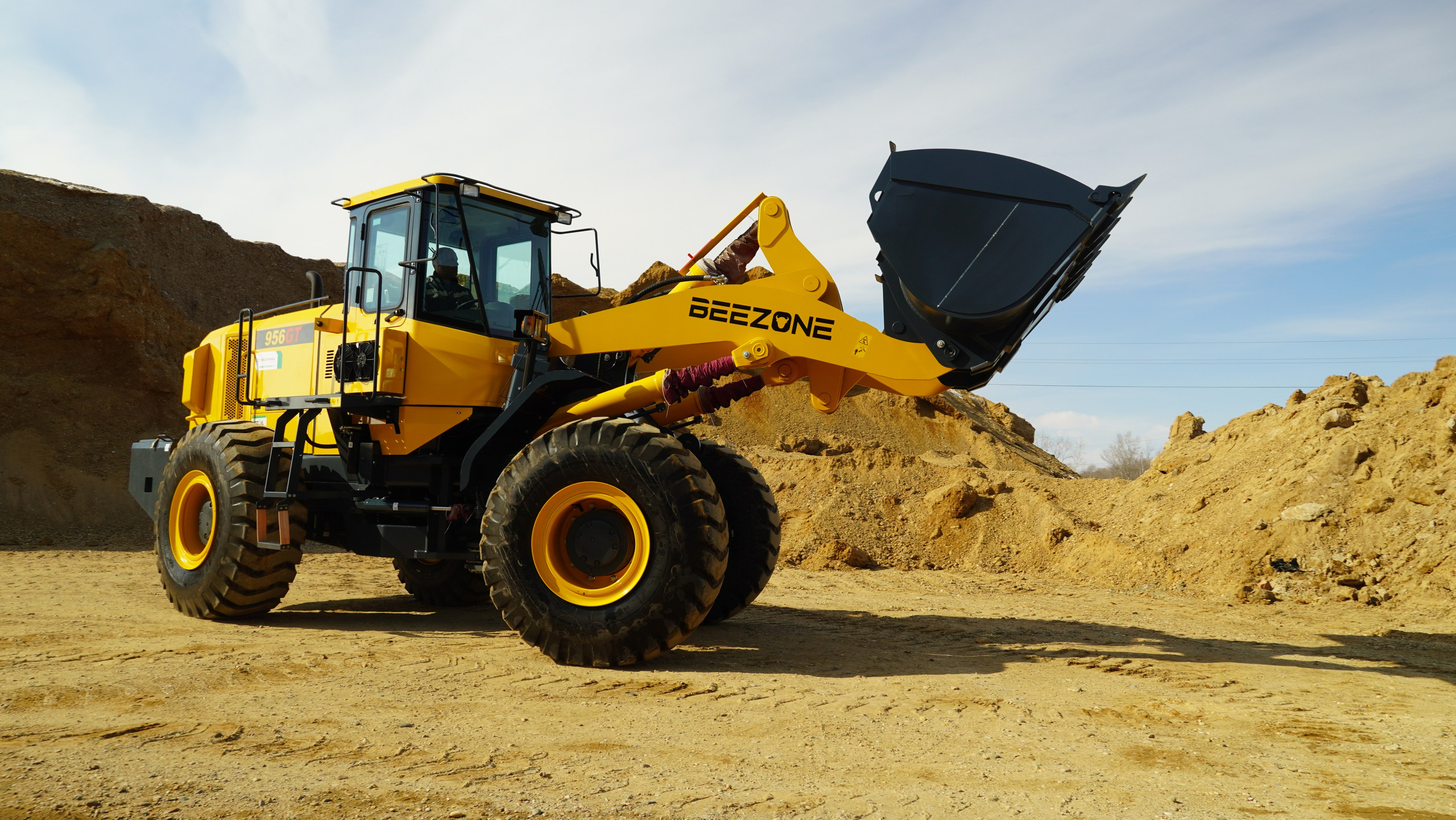 Фото фронт.погр. 956. Продажа и обслуживание грузовой техники и спецтехники в г. Новосибирск компания СТИ