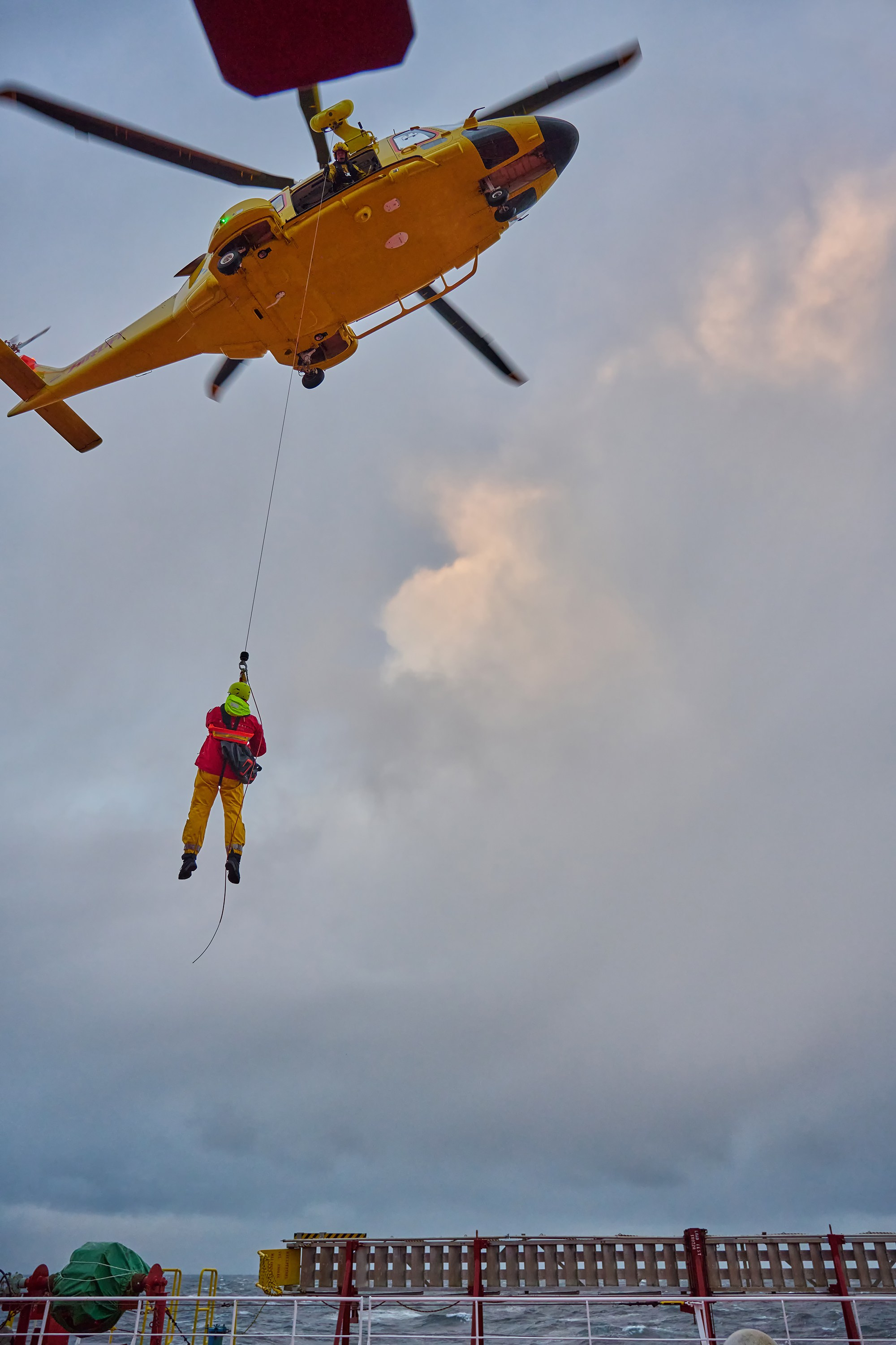 лоцман улетает на вертолете