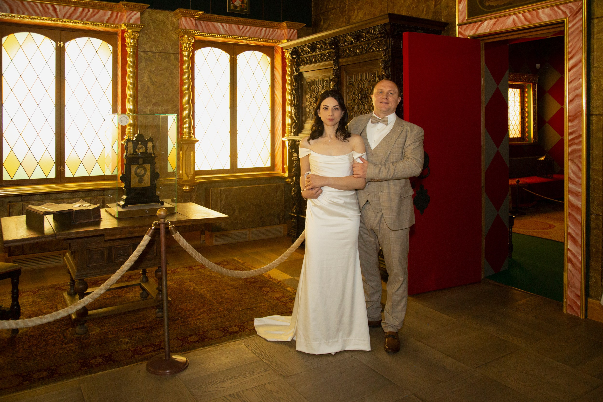 Свадебная фотосессия бракосочетания во Дворце Алексея Михайловича в Коломенском в Москве для Ирины и Андрея. Фотосессия в студии в Москве от профессионального фотографа услуги по доступным ценам