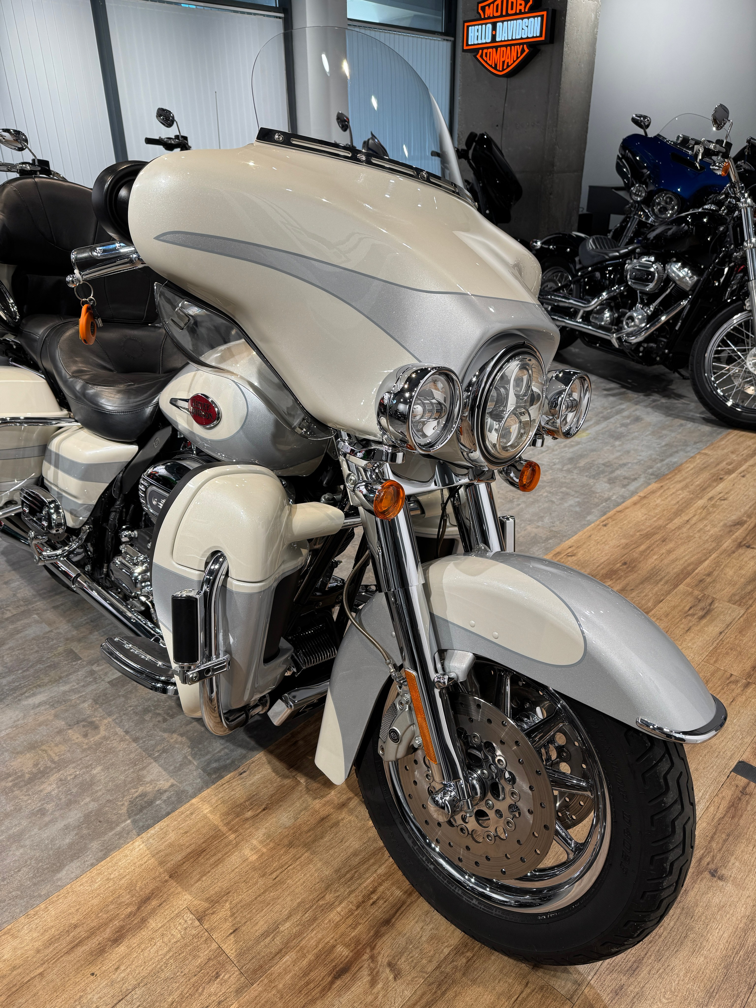 Harley Davidson CVO Electra Glide (White Frost) (Touring) — купить мотоцикл. Hello Davidson, Москва. Только хорошие мотоциклы…