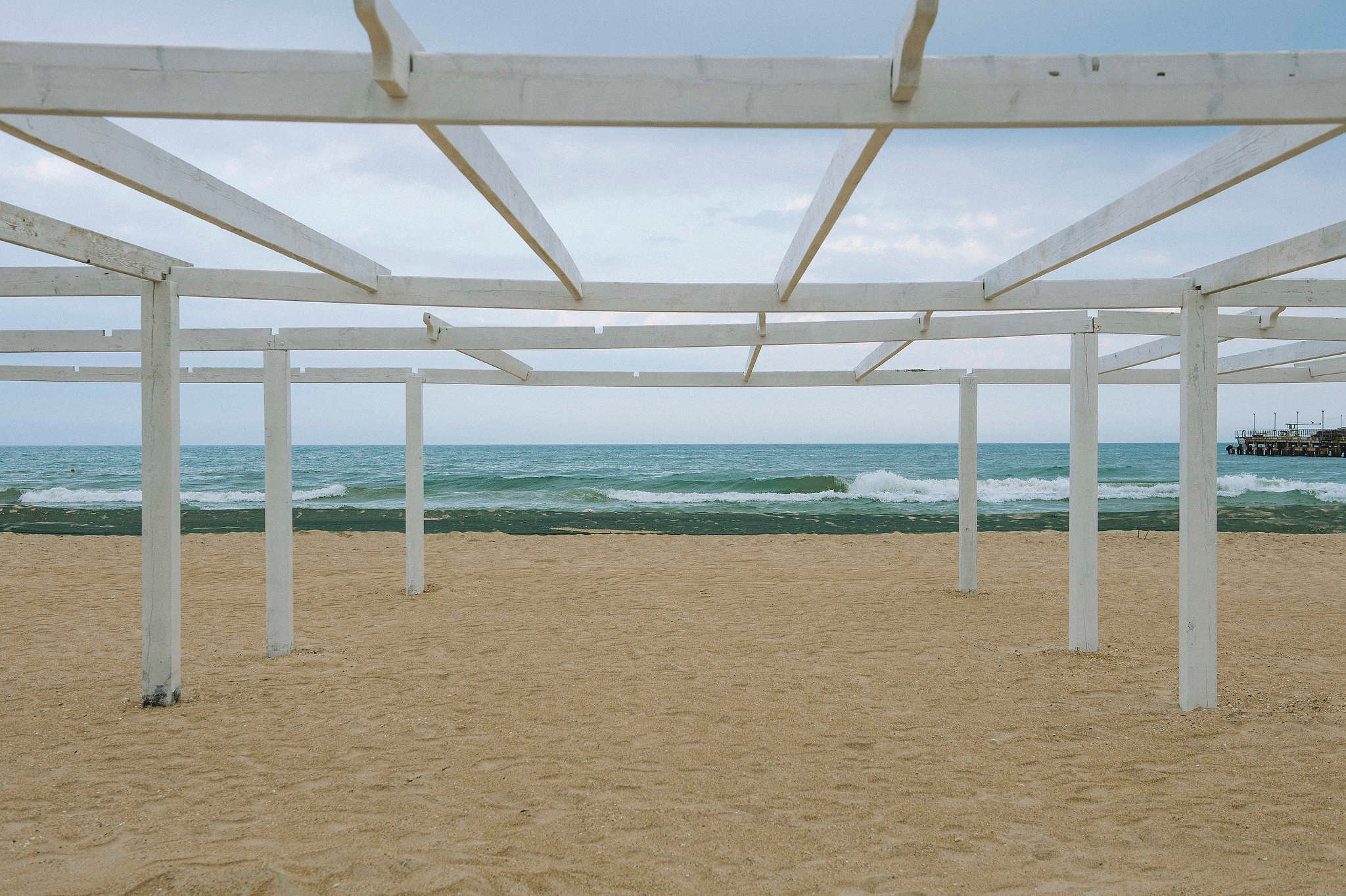 Пустой пляж в Витязево и июне 2025 года