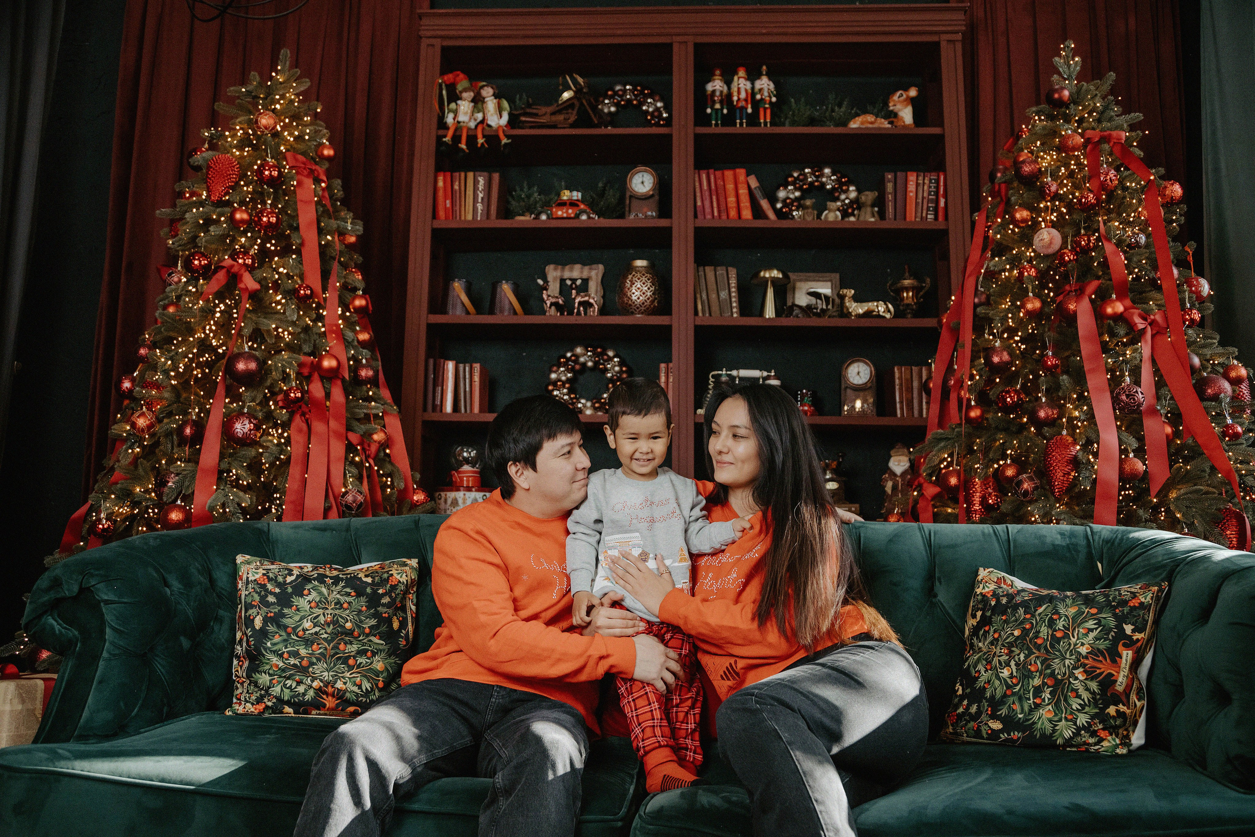 Семейная фотосессия Бахыт, Алем и Берика в фотостудии 2Stula. Свадебный, семейный и портретный фотограф в Алматы, Костанай