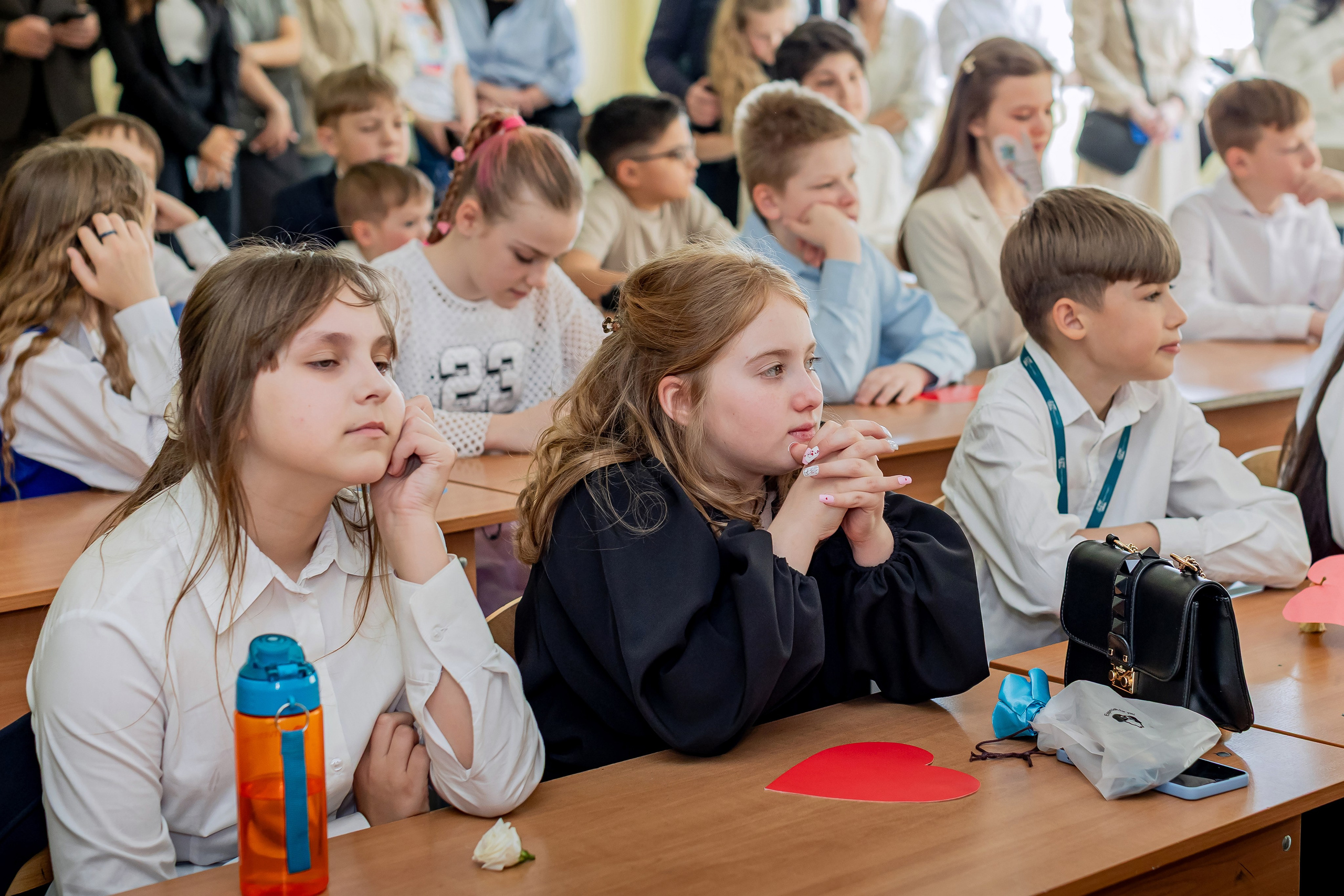 Выпускной в начальной школе в классе. Фотограф и видеограф Москва. Свадебный фотограф, видеограф. Выпускные альбомы. Оживающие альбомы