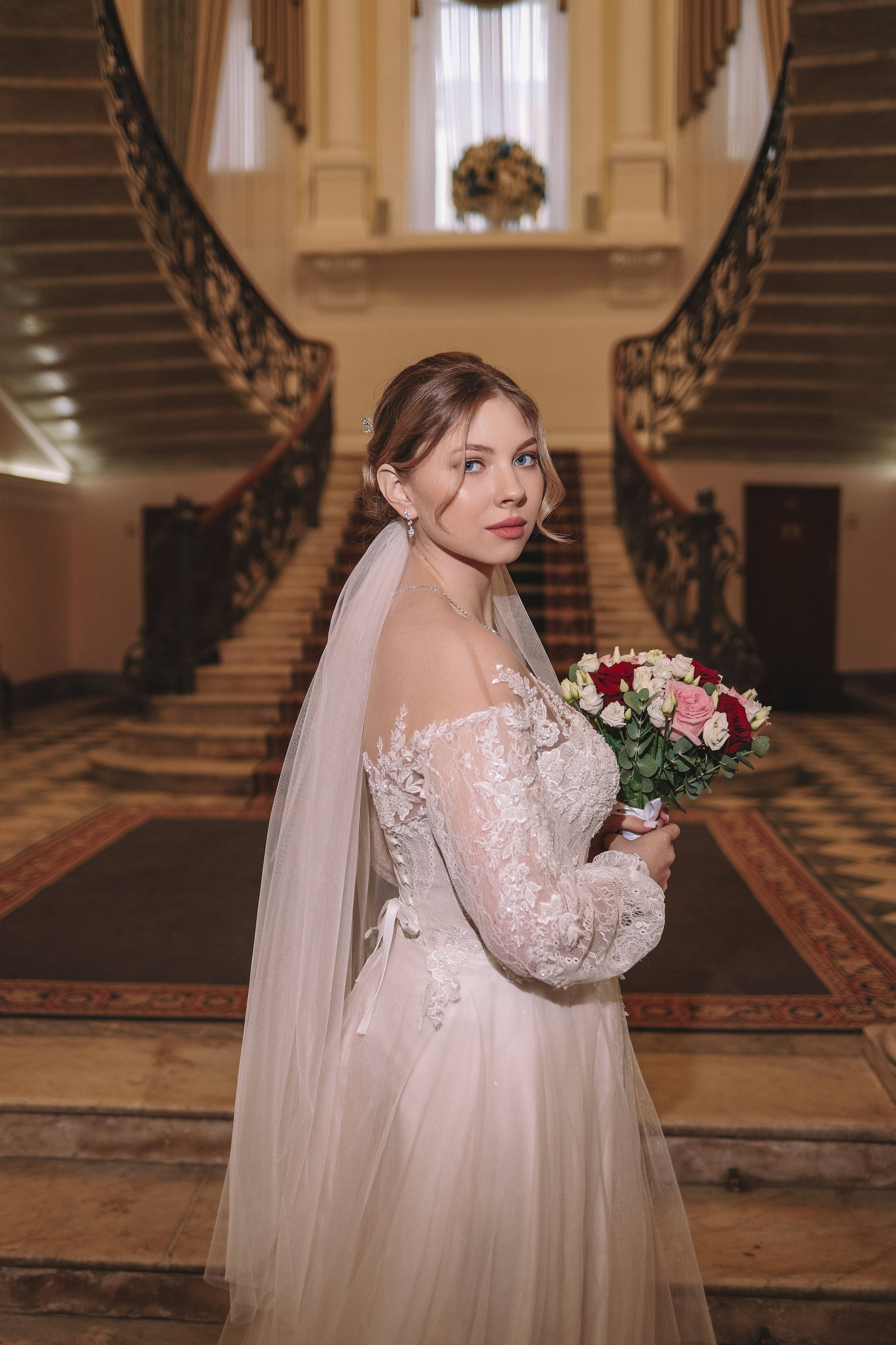 Невеста с букетом в интерьере ЗАГСа, портрет