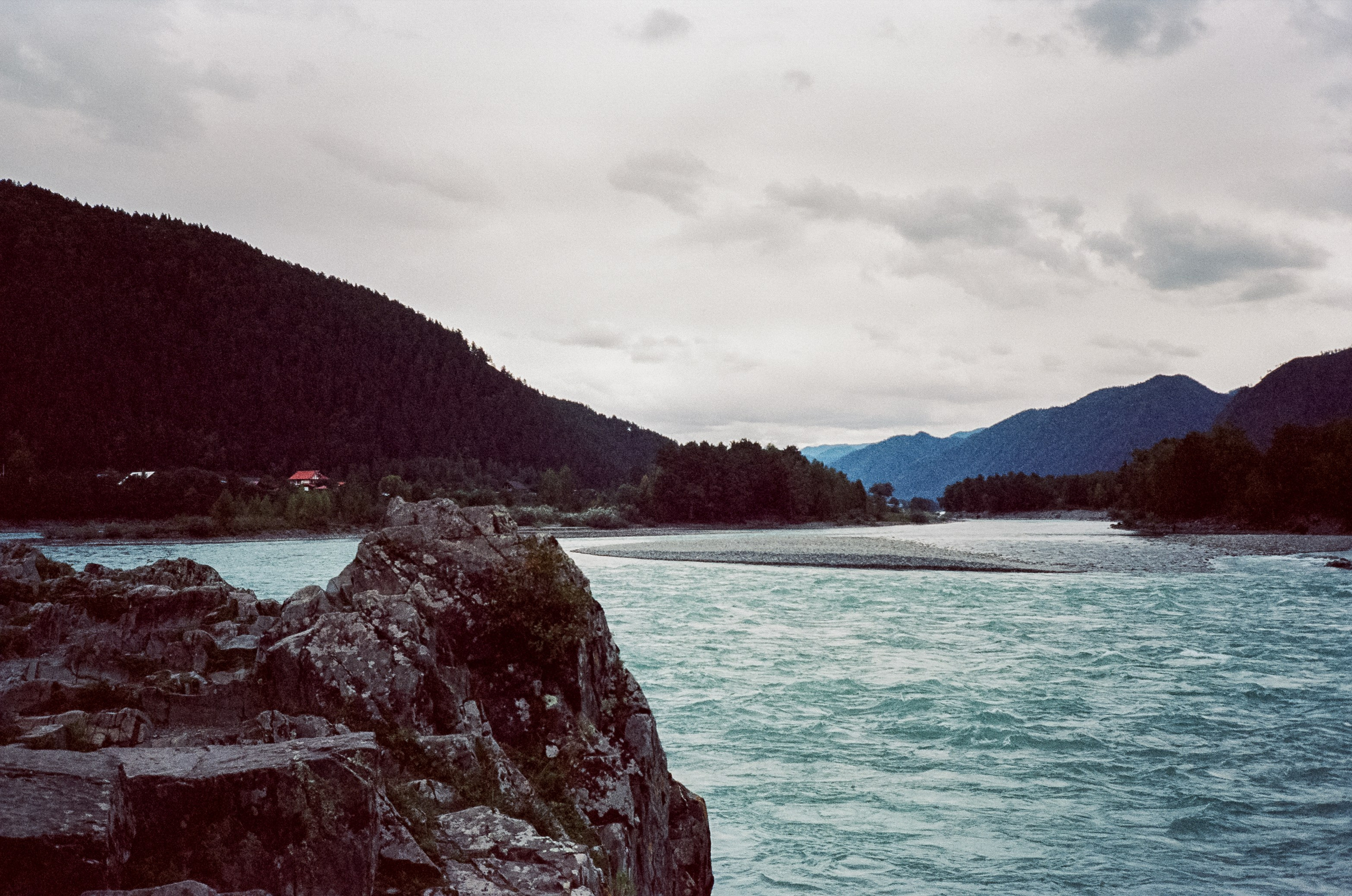 Катунь и скалы. Зубы Дракона в пасмурный день. Фотограф-документалист Мария Осокина