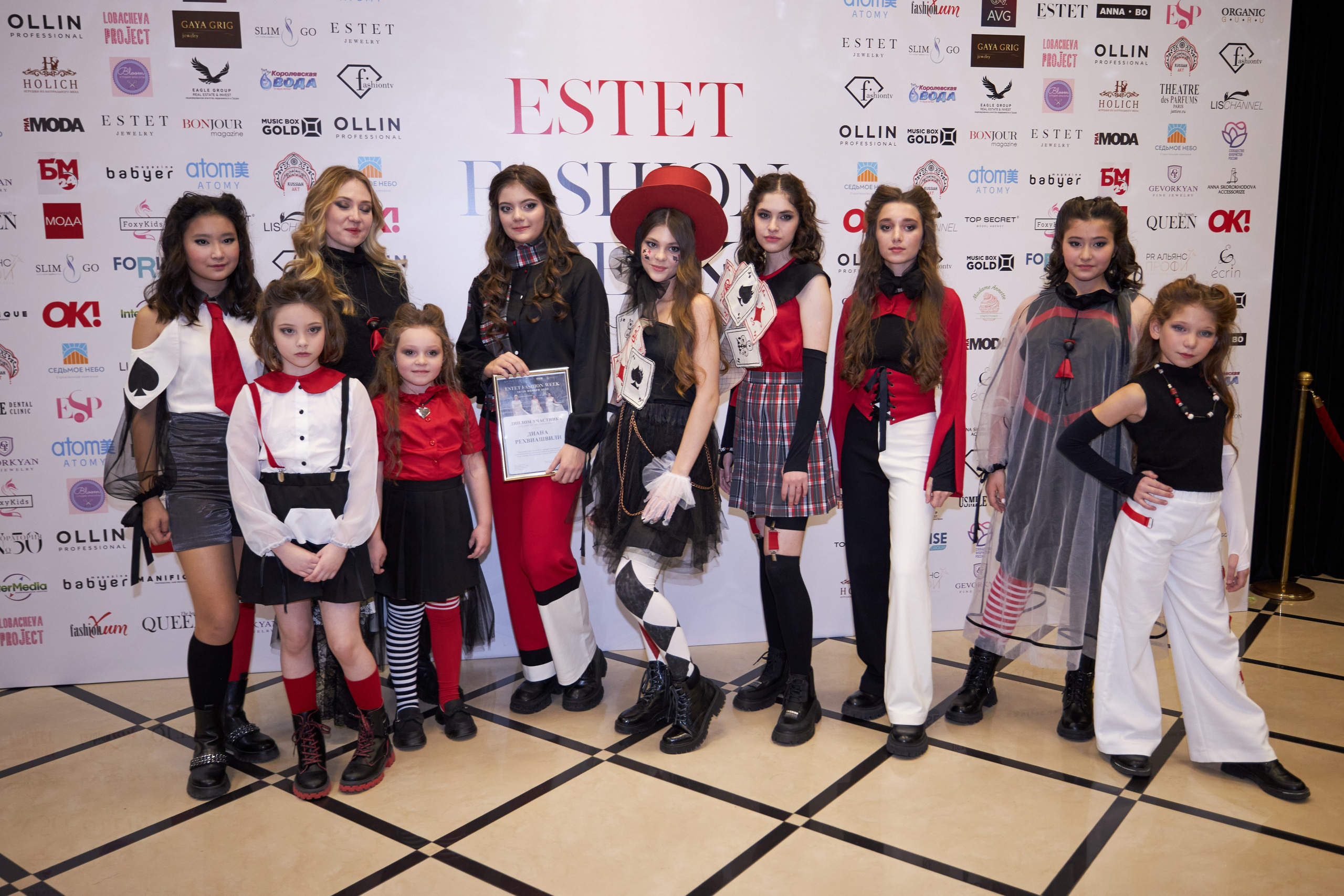 Estet Fashion Week 2023 - фото с дипломами у пресс-вола