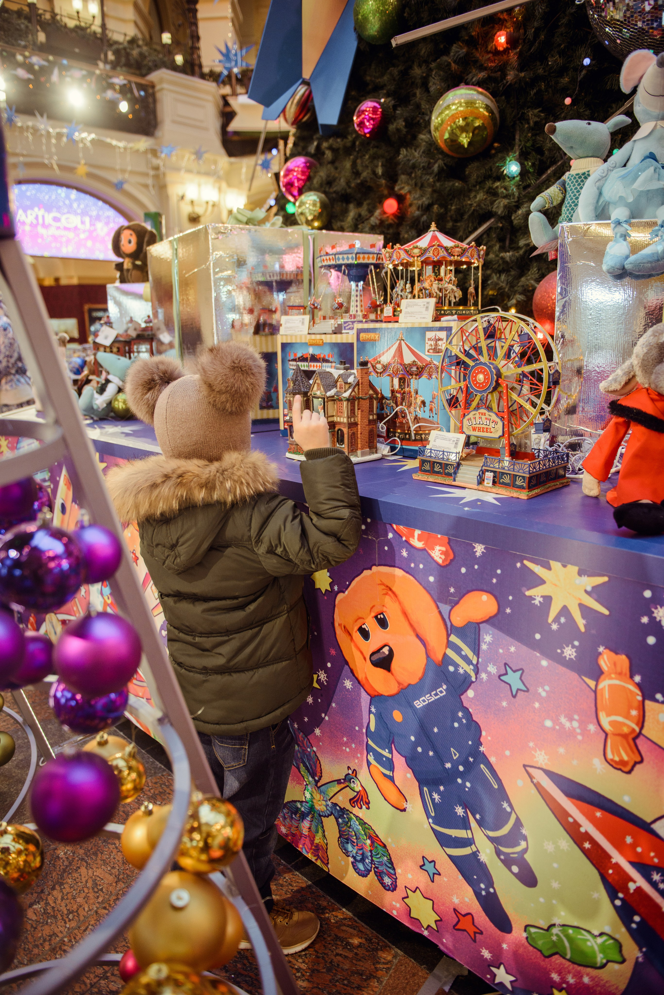 family photo shoot walking in the city. New Year Christmas photoshoot (Photographer in Edinburgh Elena Carruthers)