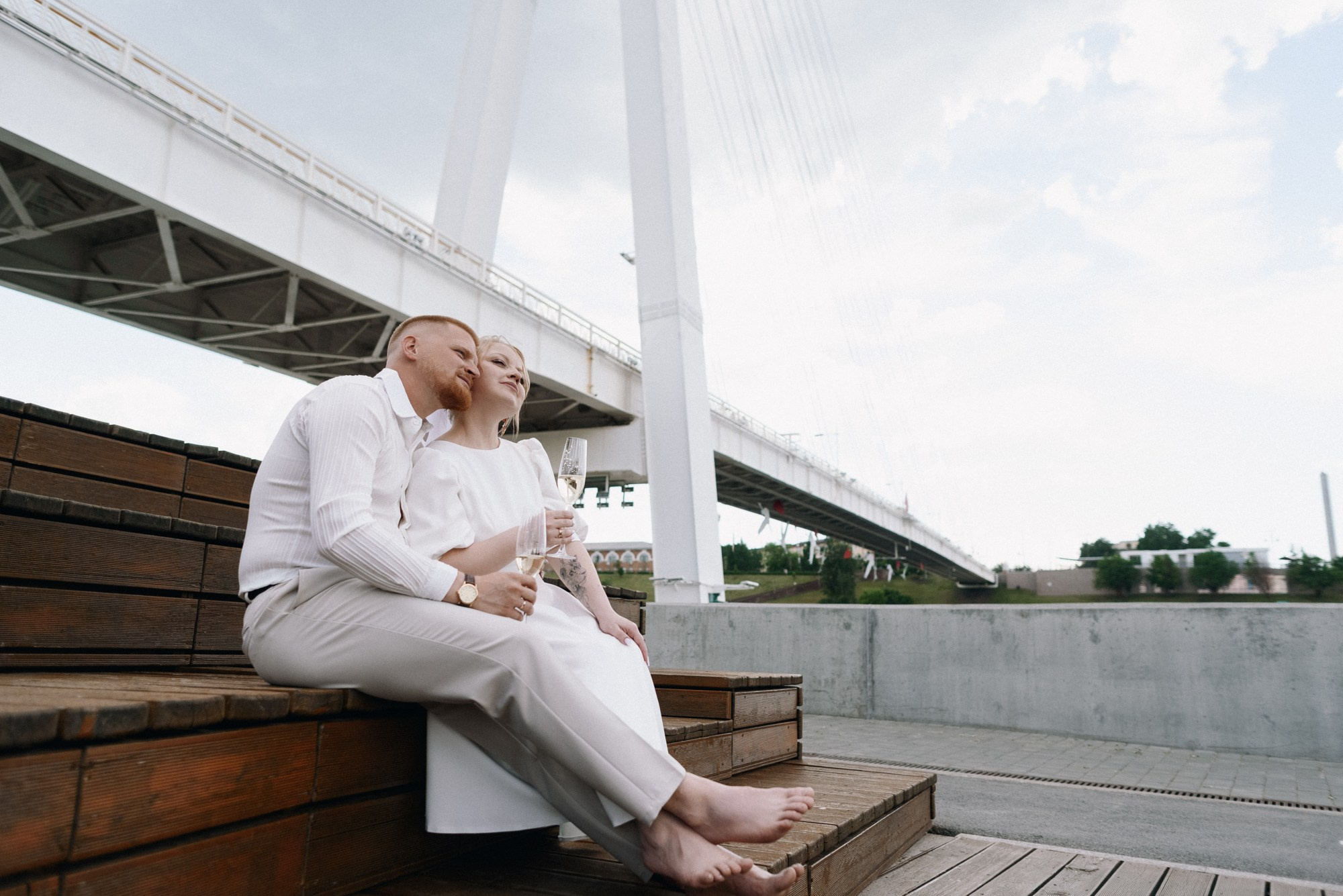 Свадебная фотосессия на набережной Тюмени под Мостом Влюбленных