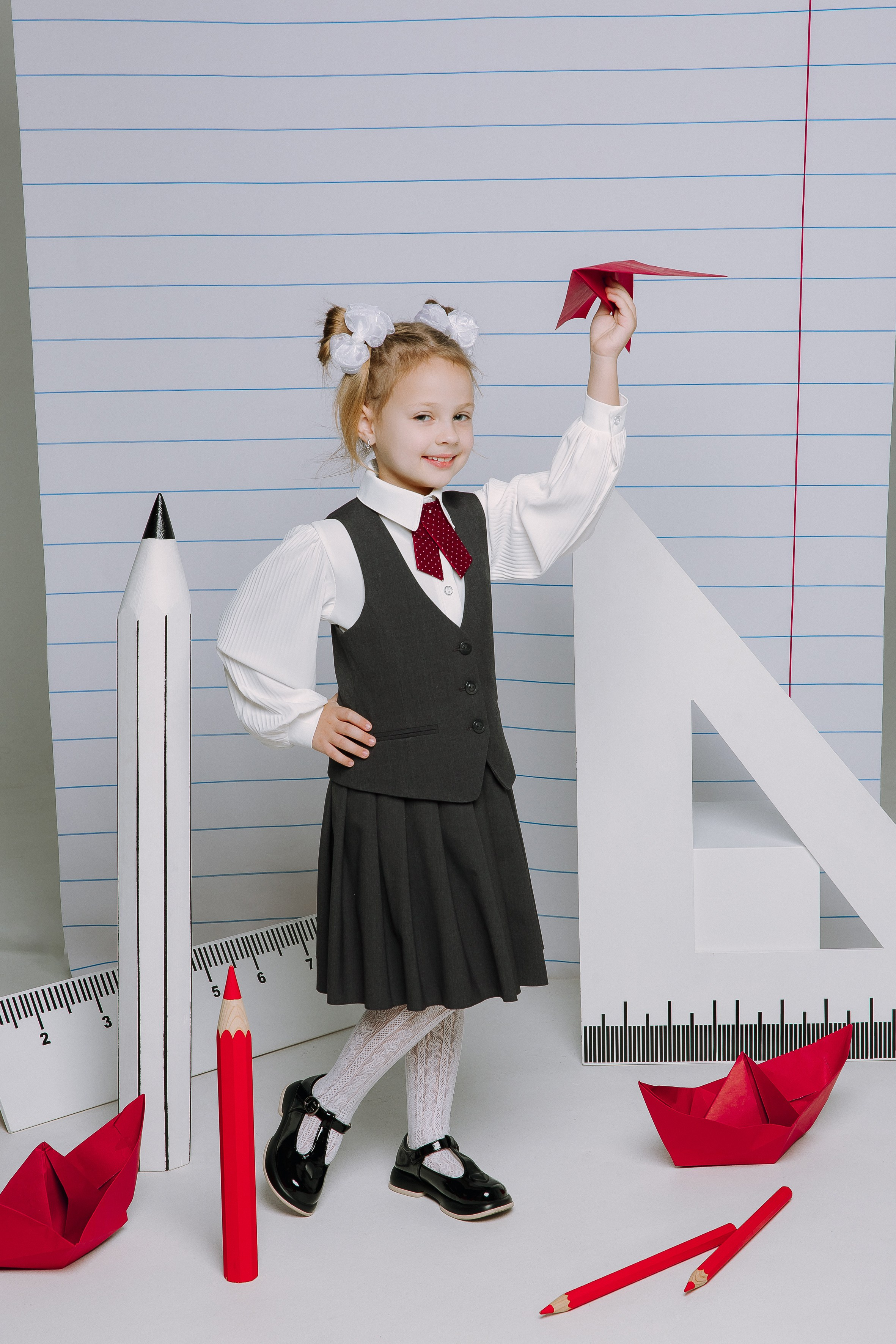 Студия- Портреты начальная школа (С реквизитом). Выпускные альбомы Натальи Бутко: Новороссийск, Анапа, Геленджик