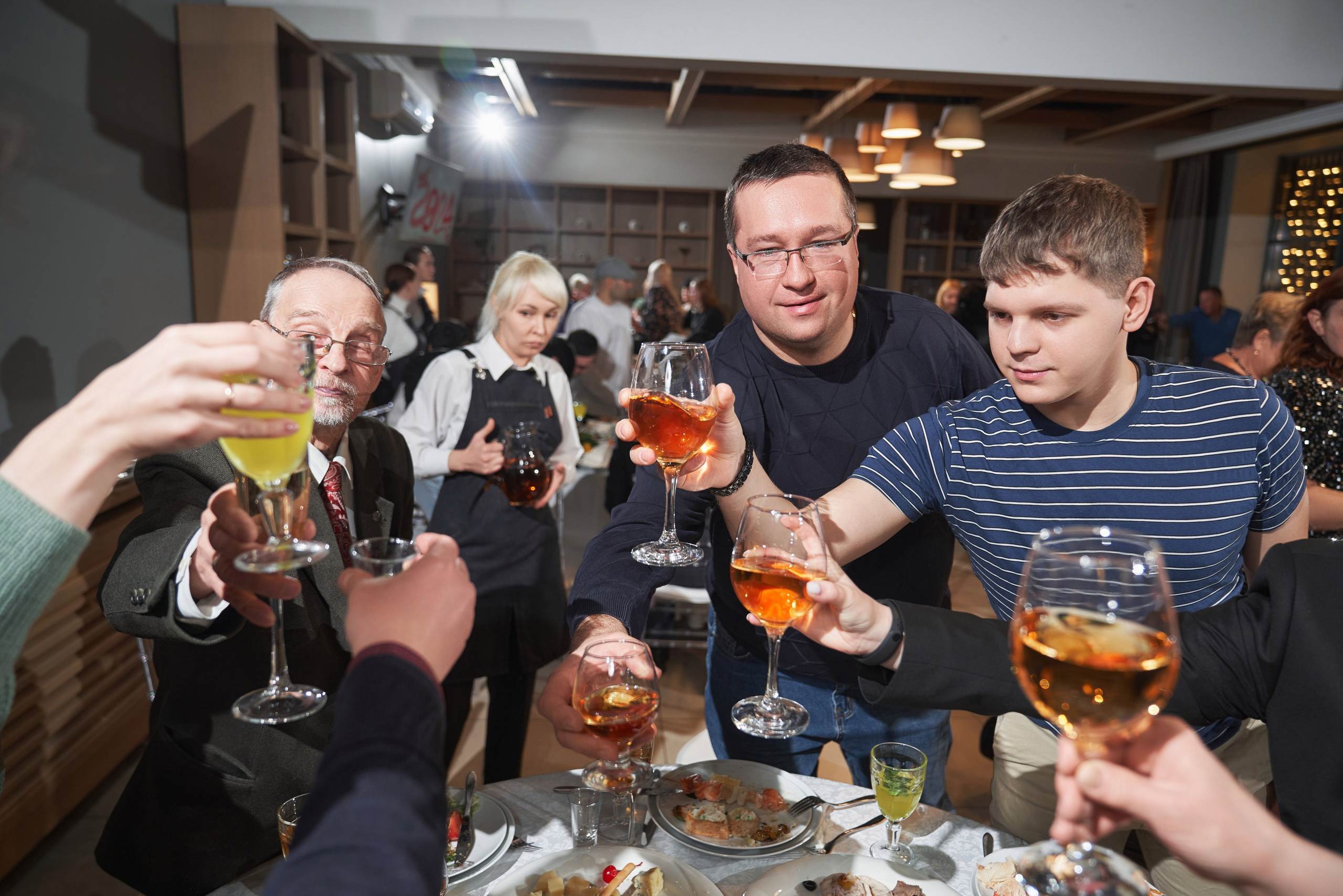 сотрудники компании ДПС-Канцелярия чёкаются бокалами на Новый 2024 год