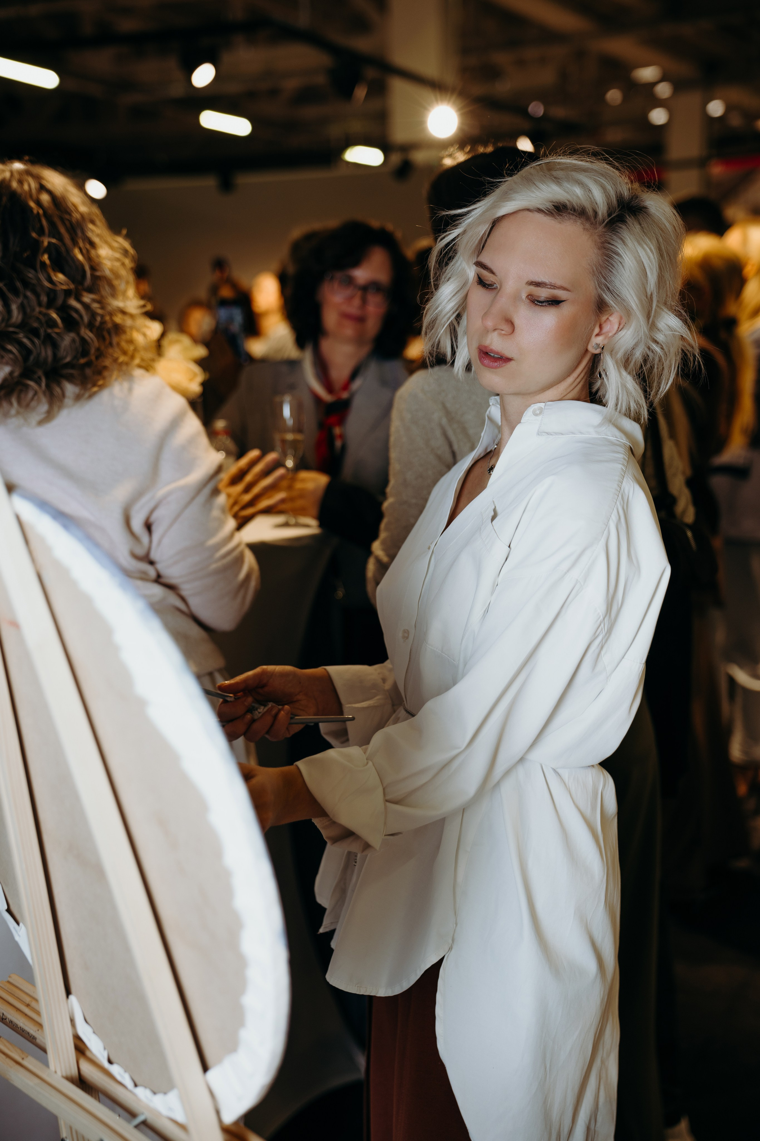 Репортажная фотосъемка художницы светланы креничной в мебельной салоне