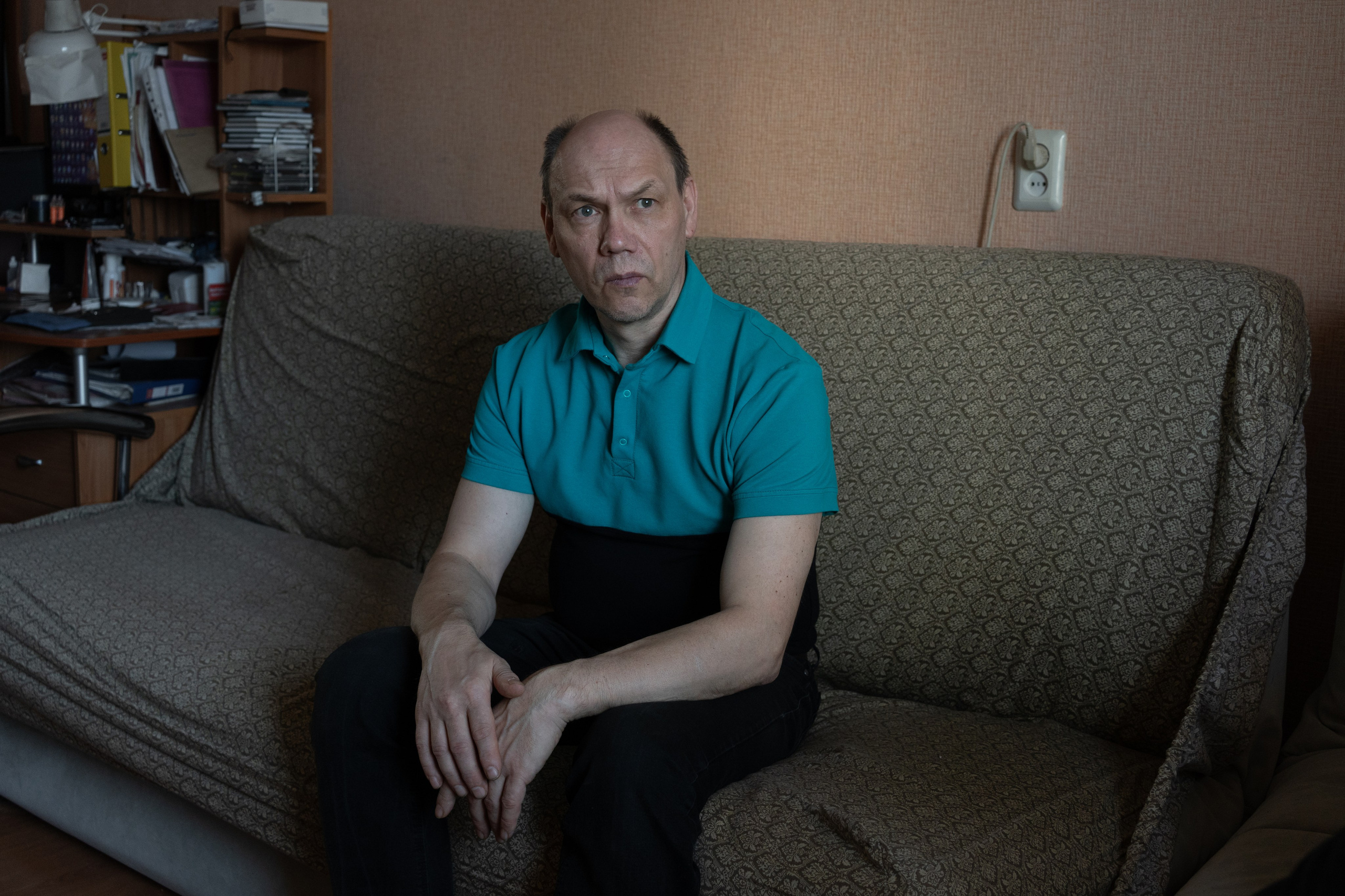 Mikhail Semenov in his apartment. Mikhail is a friend of Richard Rose, a bus driver and resident of Kirov, sentenced to 8 years for discrediting the Russian army and inciting terrorism. The reason for Richard's case was a publication on social media - a 40-second video discussing the actions of the Russian army in Ukraine's Bucha in March 2022. At that time, mass murders of civilians, as well as kidnappings and torture, occurred there. On April 14, 2022, Richard was deprived of his freedom. Richard’s wife Maria, who also expressed opposition to Russia's war in Ukraine on her social networks, was detained as well. Shortly afterward, however, Richard's wife, along with their seven-year-old son, managed to leave Russia. Immediately after Richard's arrest, Mikhail began to assist his friend.