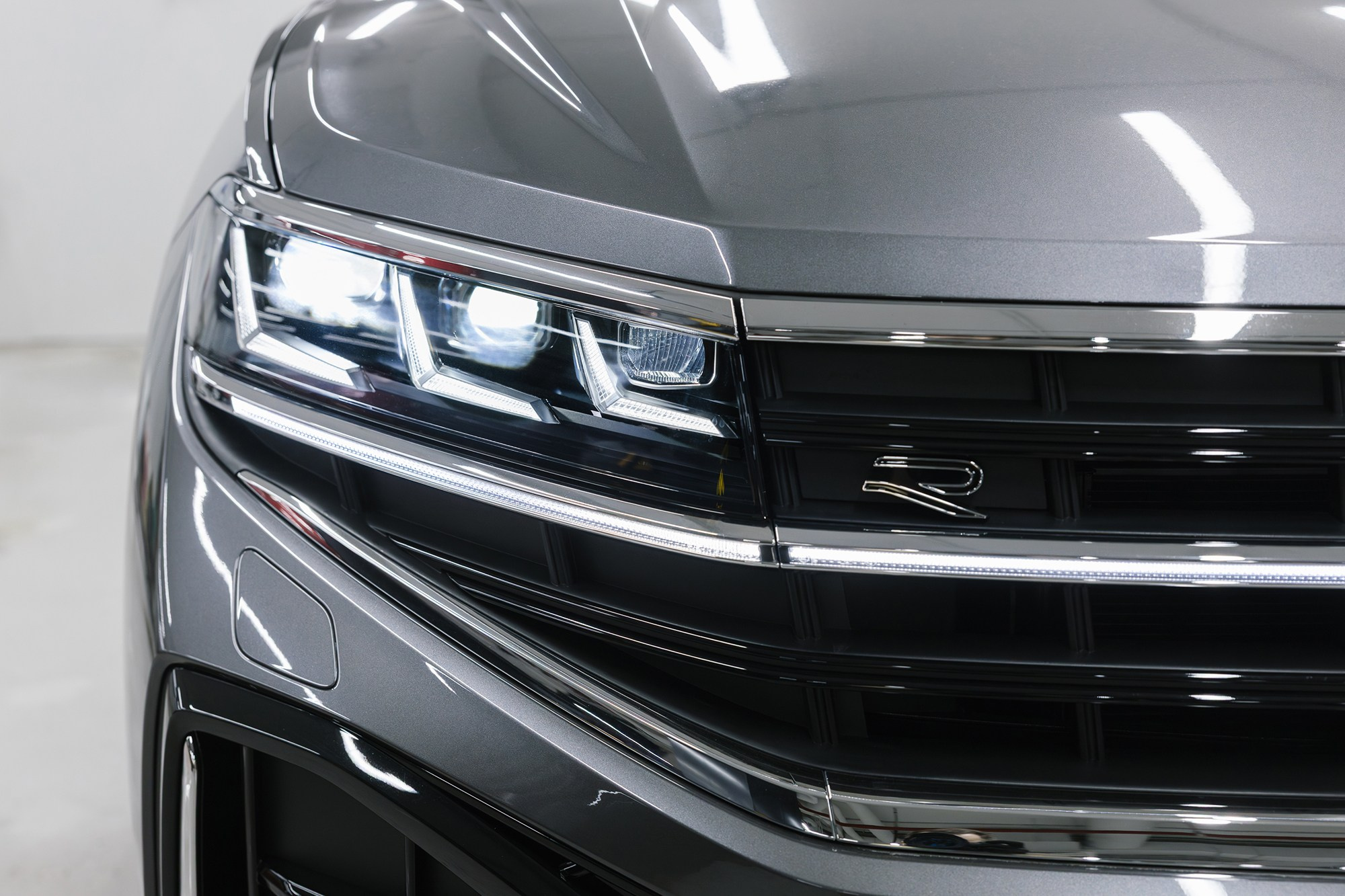 Volkswagen Touareg R-Line 2.0 TSI AT (265 л. с.). Автосалон «Х-Авто»