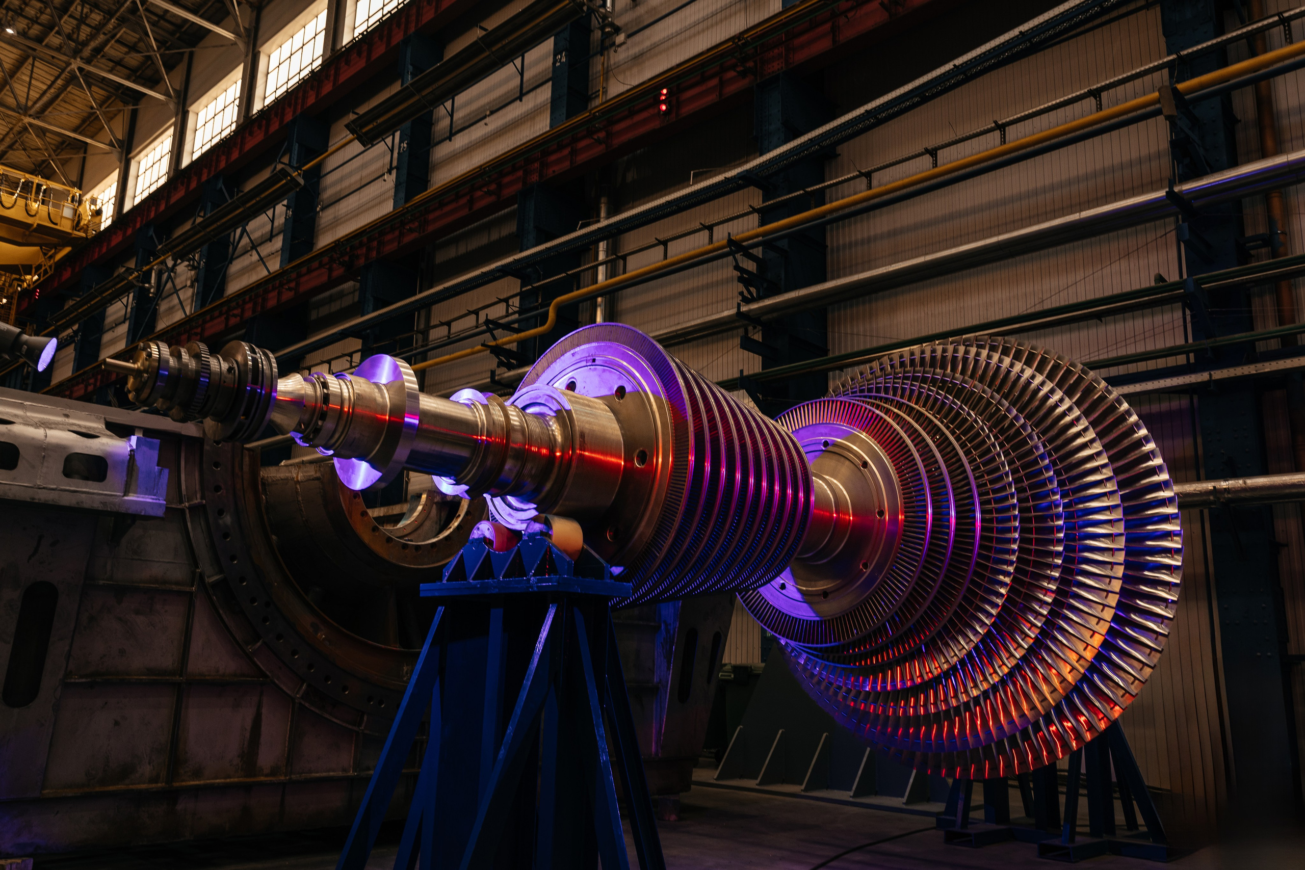 Яркая промышленная съёмка на стыке реальности и визуальных трендов