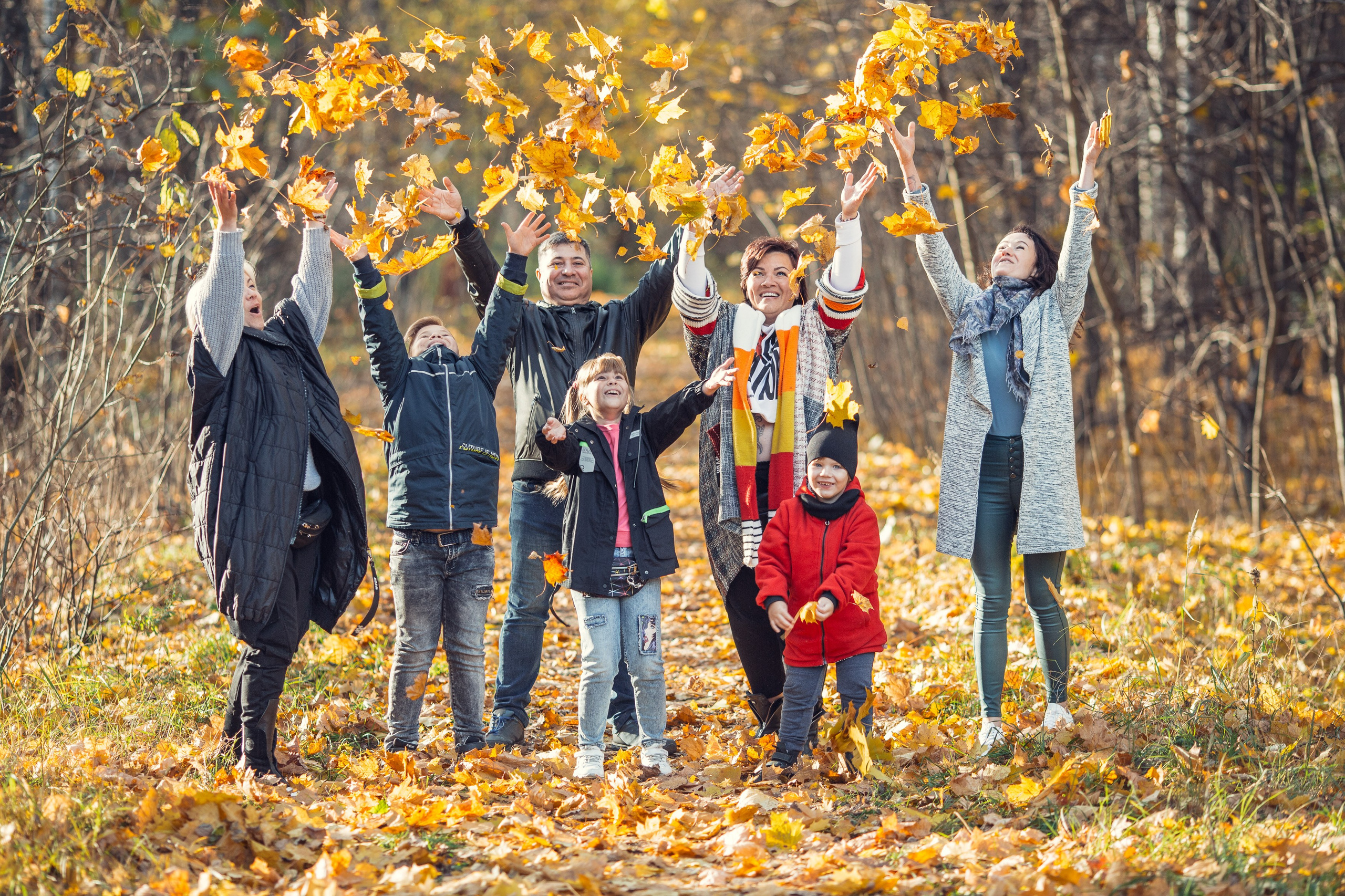 Фотопрогулка семьи в осеннем лесу. Фотограф — Евгений Свистков