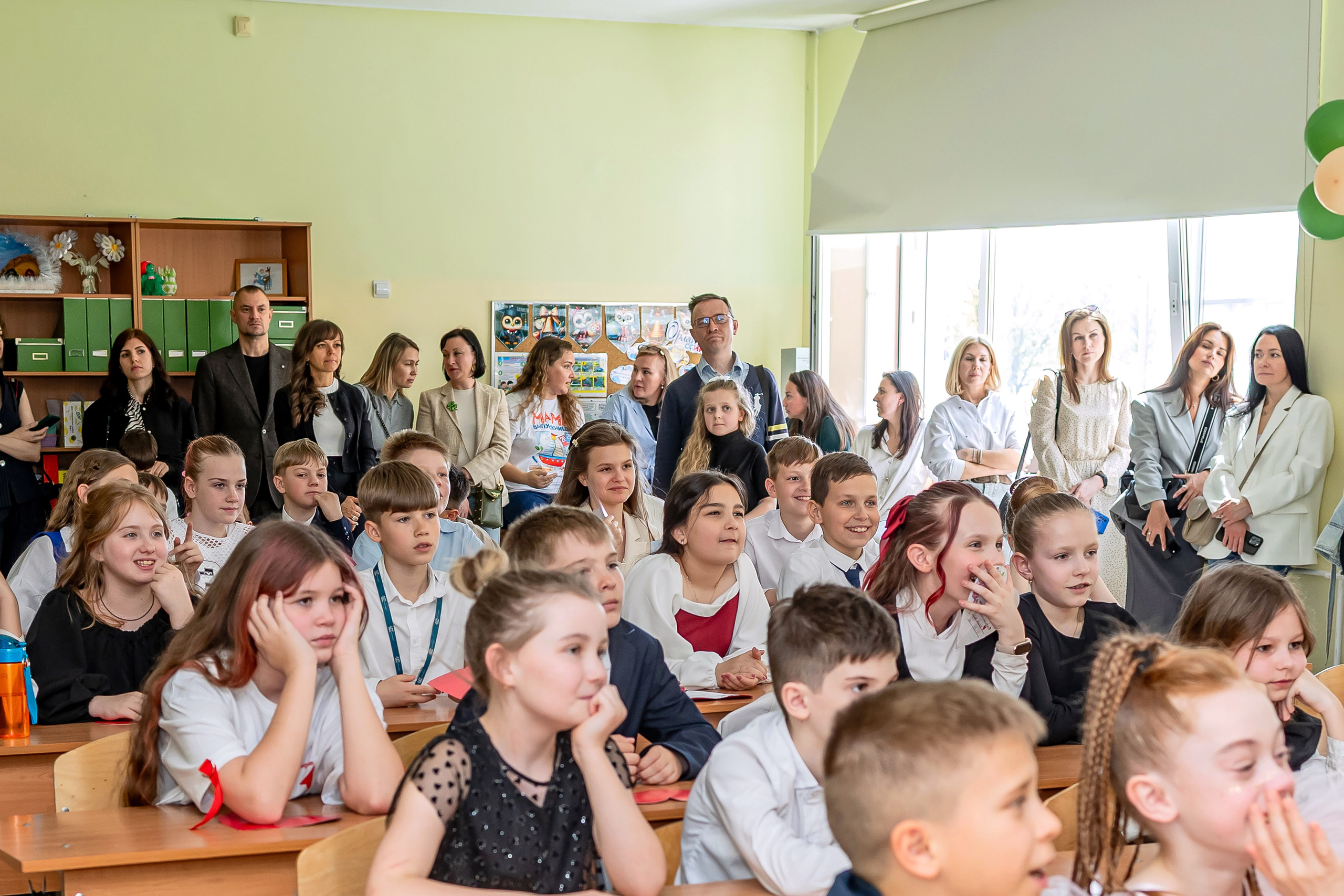 Выпускной в начальной школе в классе. Фотограф и видеограф Москва. Свадебный фотограф, видеограф. Выпускные альбомы. Оживающие альбомы