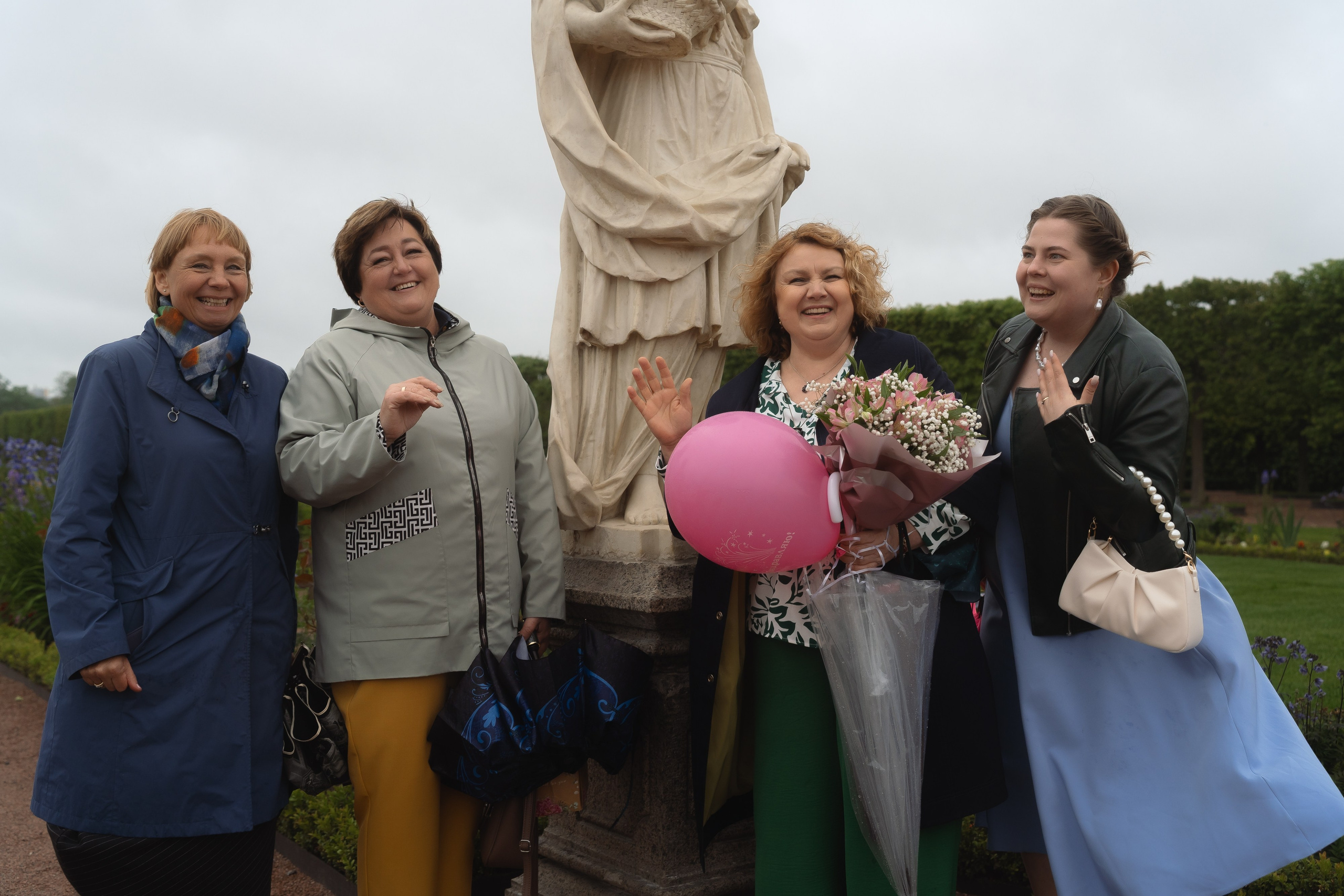 Свадебная прогулка по аллеям Петергофа