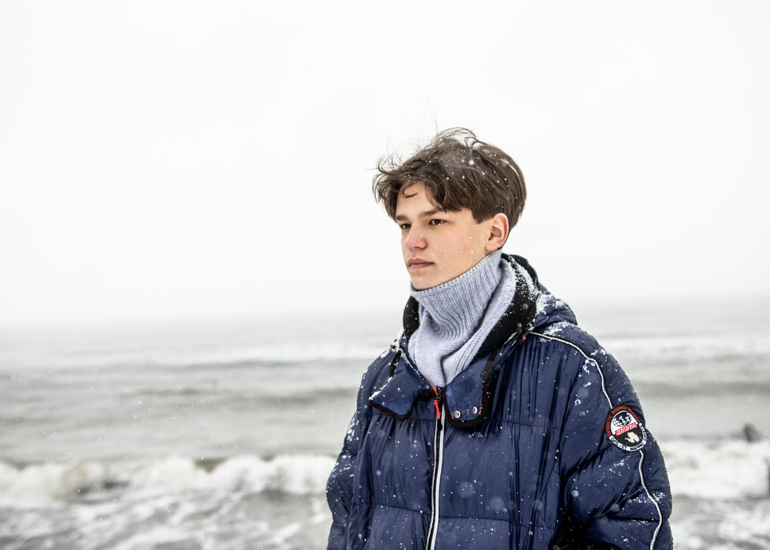 мужской портрет на море зимой