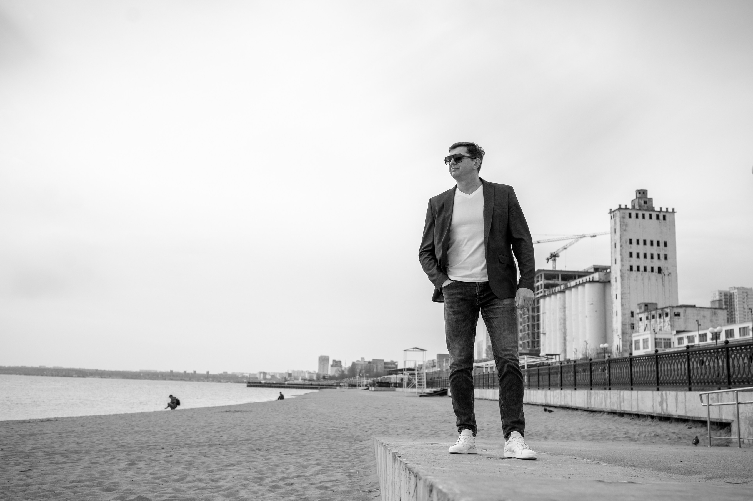 Мужская фотосессия в городе для Виталия. Фотограф в Саратове для всей семьи Бечина Диана