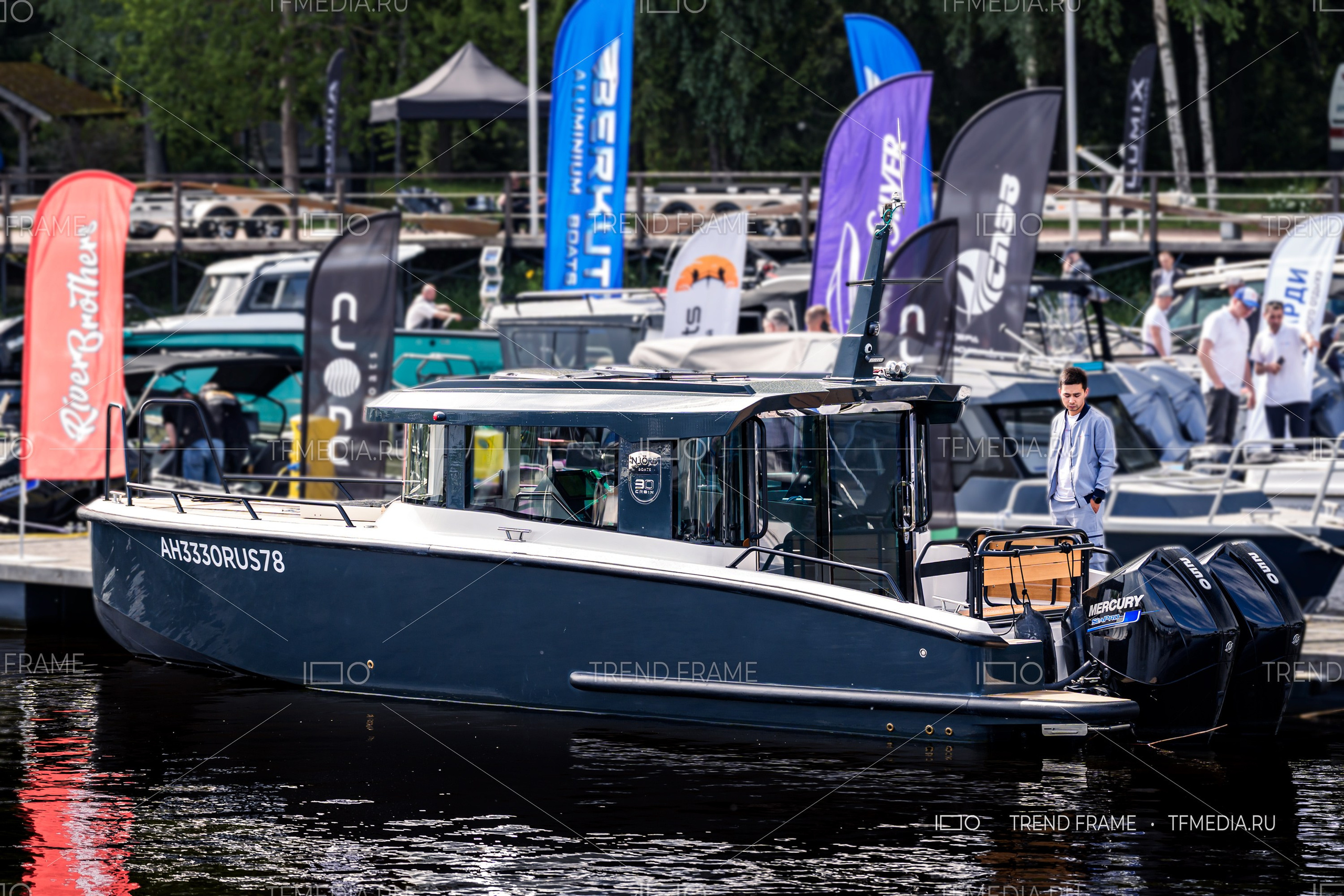 Катер NJORD 30 Cabin с двумя моторами Mercury SeaPro по 250 л.с. — съёмка TrendFrame на выставке 2025