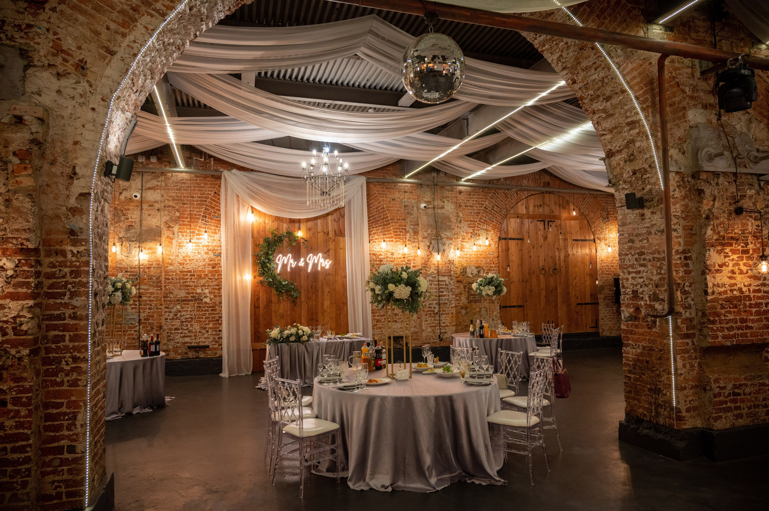 Осенняя великолепная свадебная прогулка жениха и невесты в октябре в Санкт-Петербурге в Михайловском парке и у Атлантов на Миллионной улице. Портретный, семейный и свадебный фотограф в Санкт-Петербурге и в Пушкине Ширяев Денис