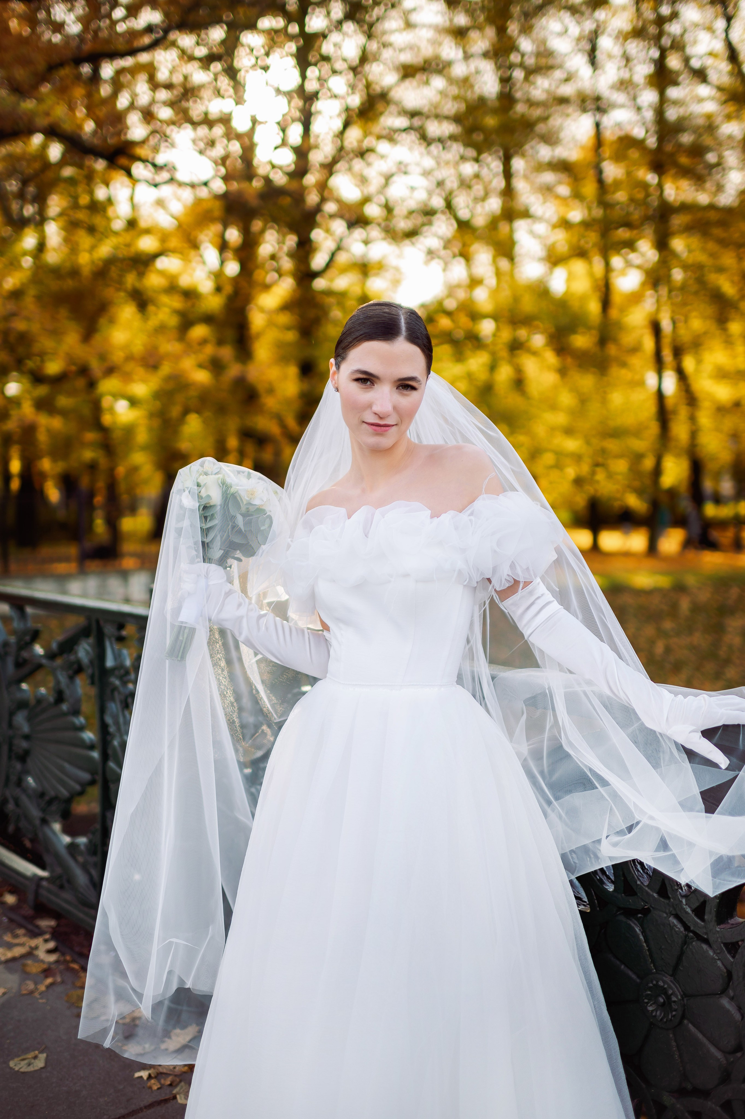 Осенняя великолепная свадебная прогулка жениха и невесты в октябре в Санкт-Петербурге в Михайловском парке и у Атлантов на Миллионной улице. Портретный, семейный и свадебный фотограф в Санкт-Петербурге и в Пушкине Ширяев Денис