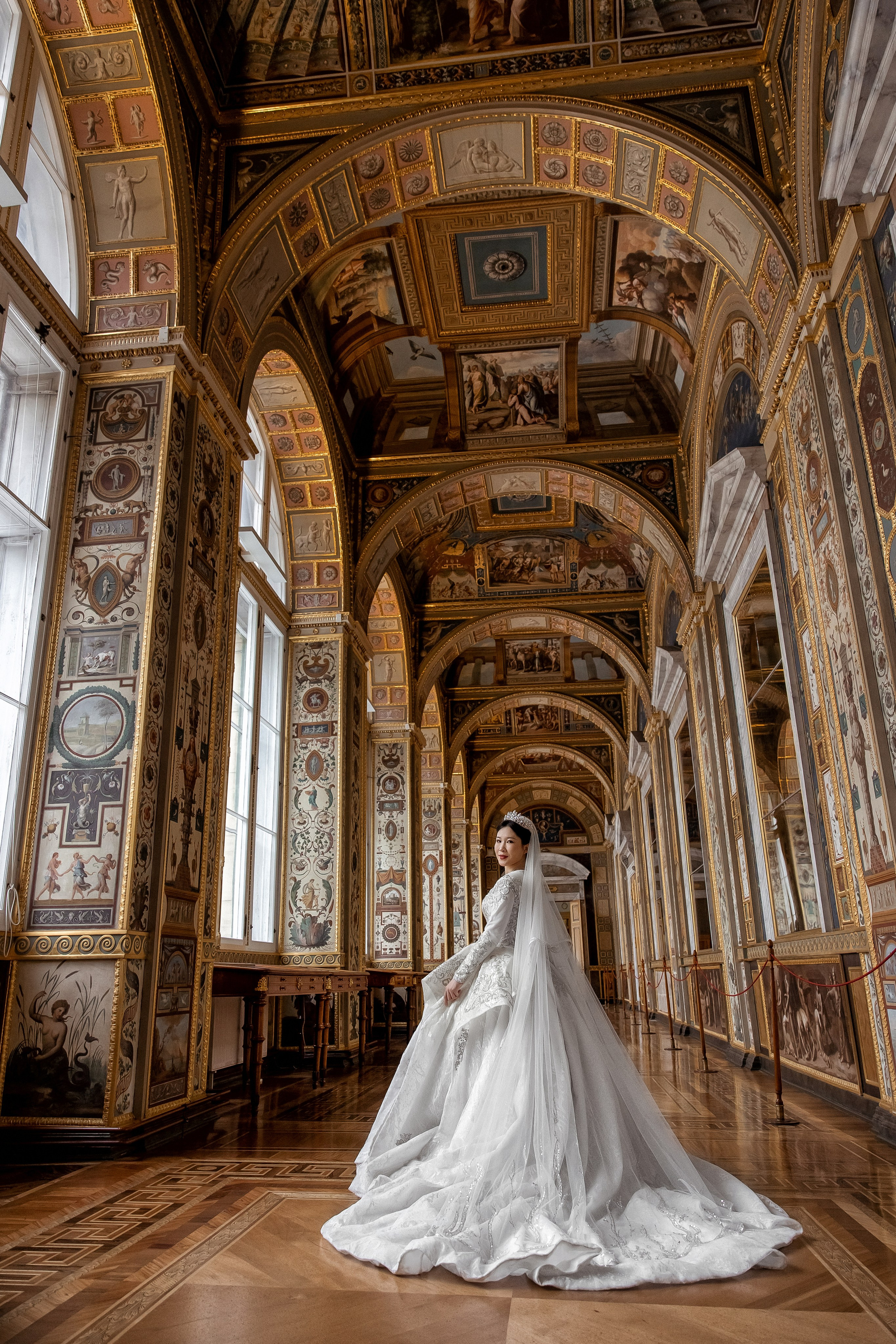 Красивая свадебная фотография: невеста бежит оглядываясь в Лоджиях Рафаэля