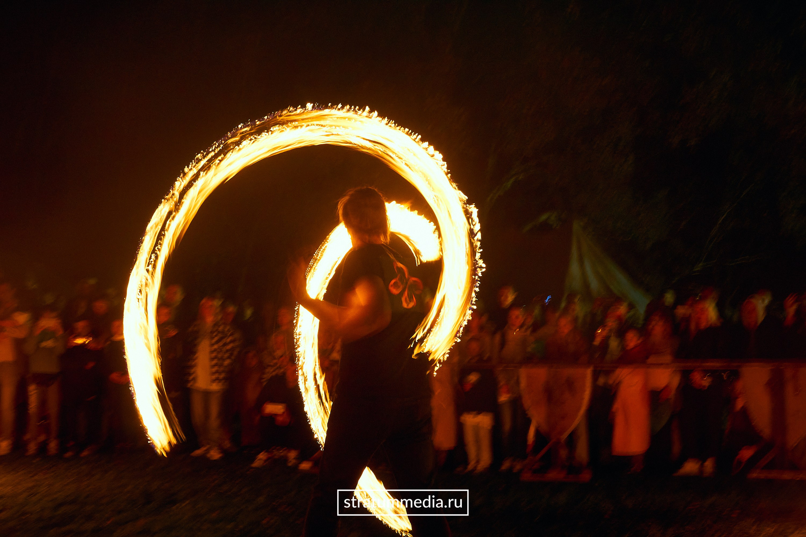 Fire Show at Park. Stratum Media — Фото-Видео Съемки