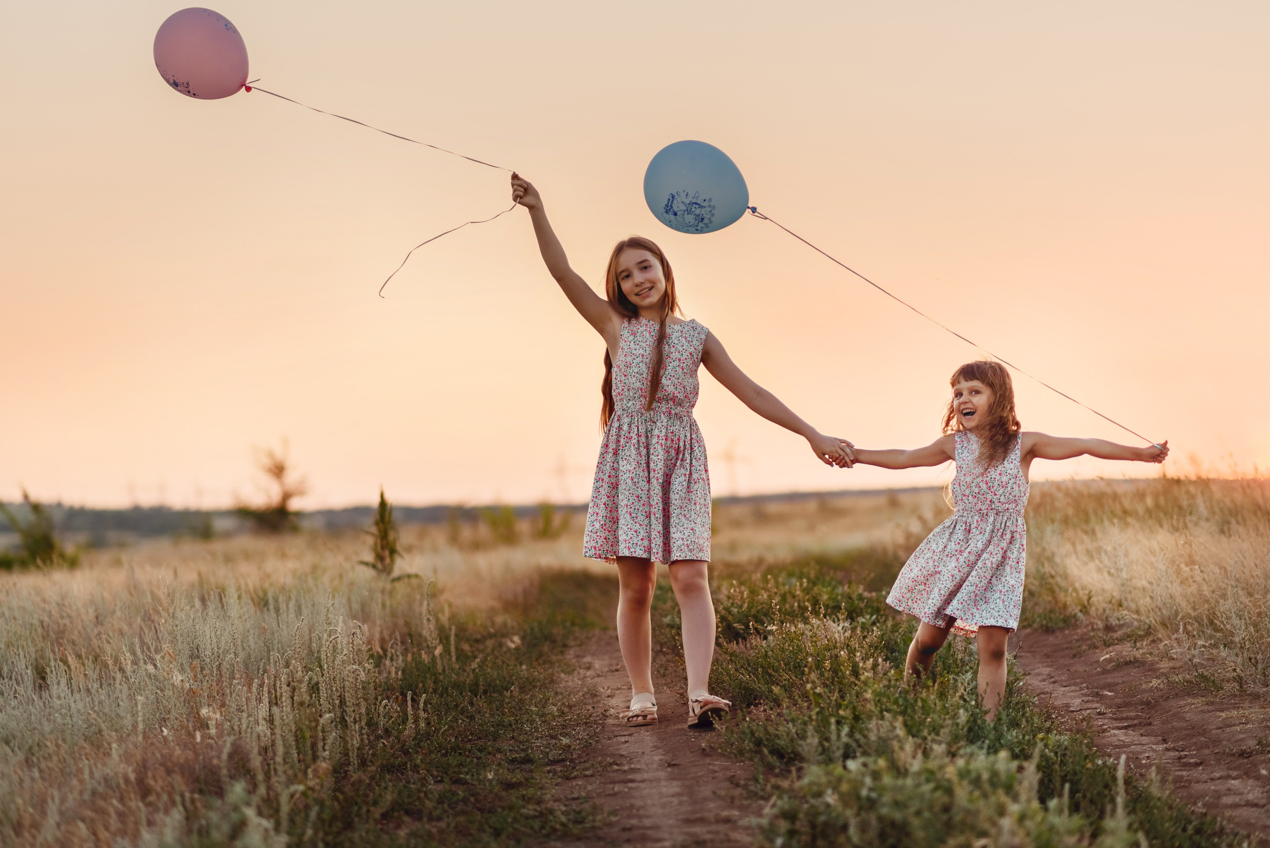 Дети на природе с воздушными шариками, фотосессия
