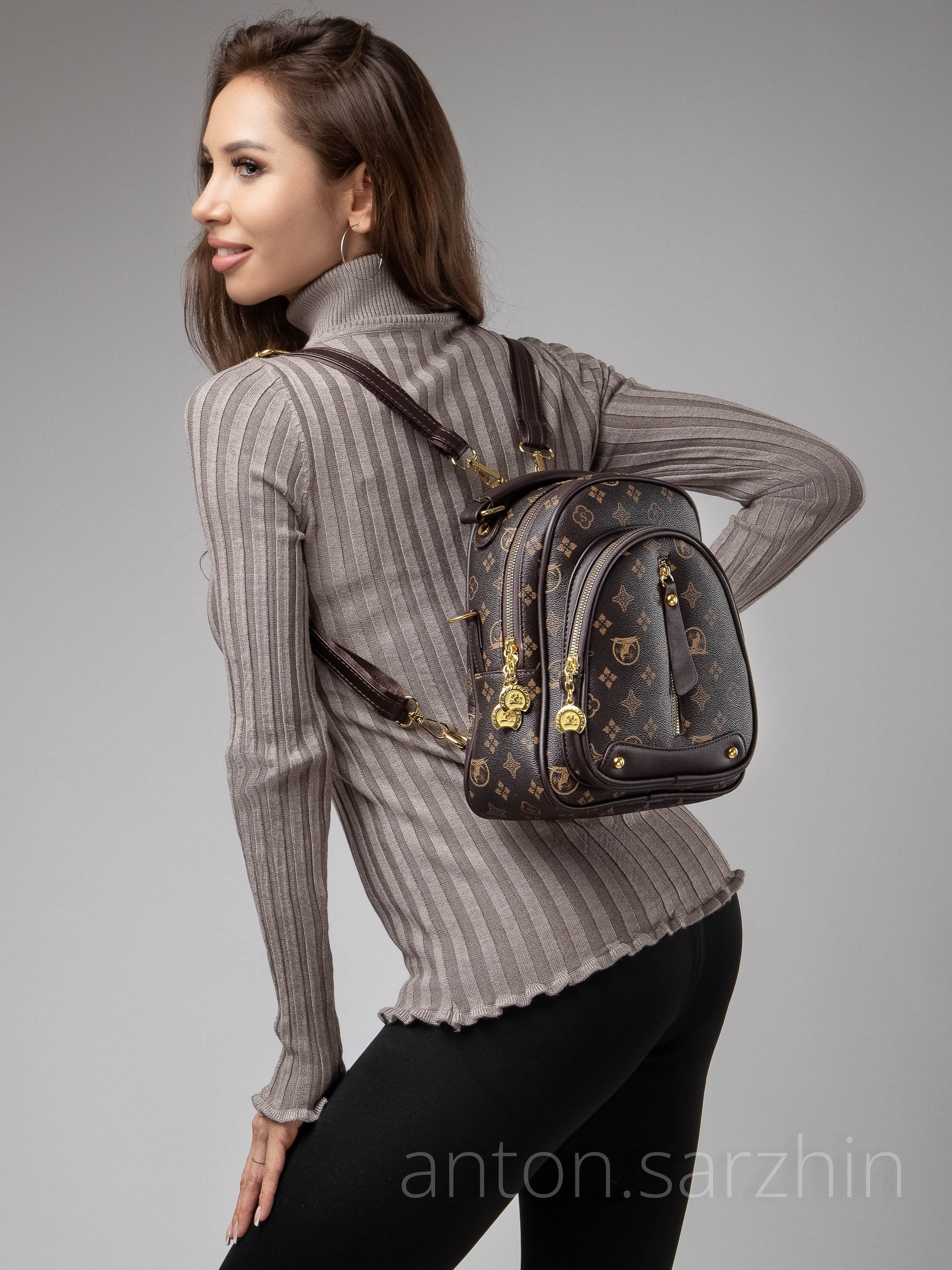 Съемка женского рюкзака на модели