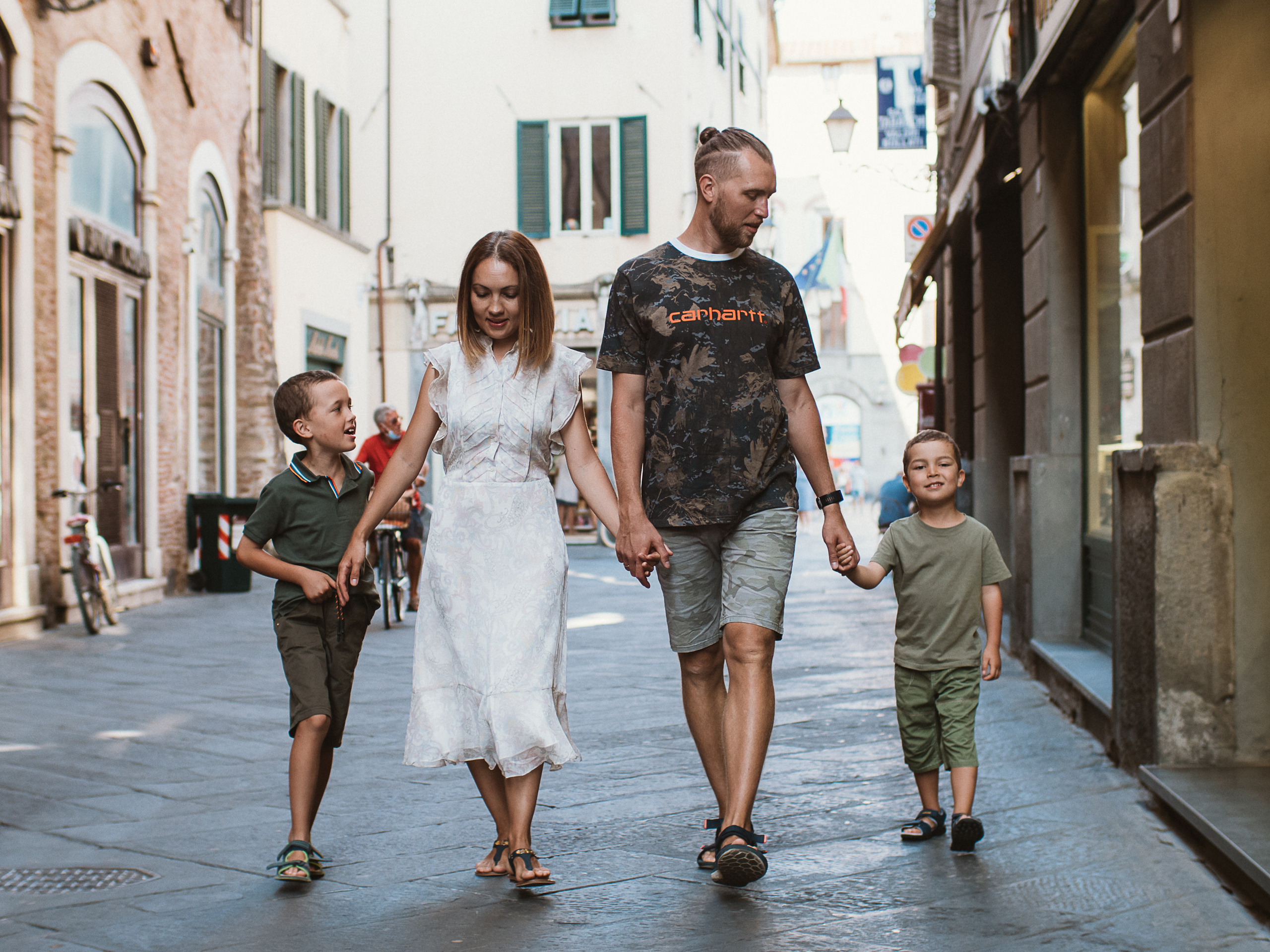 Family photoshoot Lucca Toscana Fotografo per le famiglie. stai cercando il fotografo in Toscana. Photographer Lucca Photographer Pisa for your vacation in Tuscany