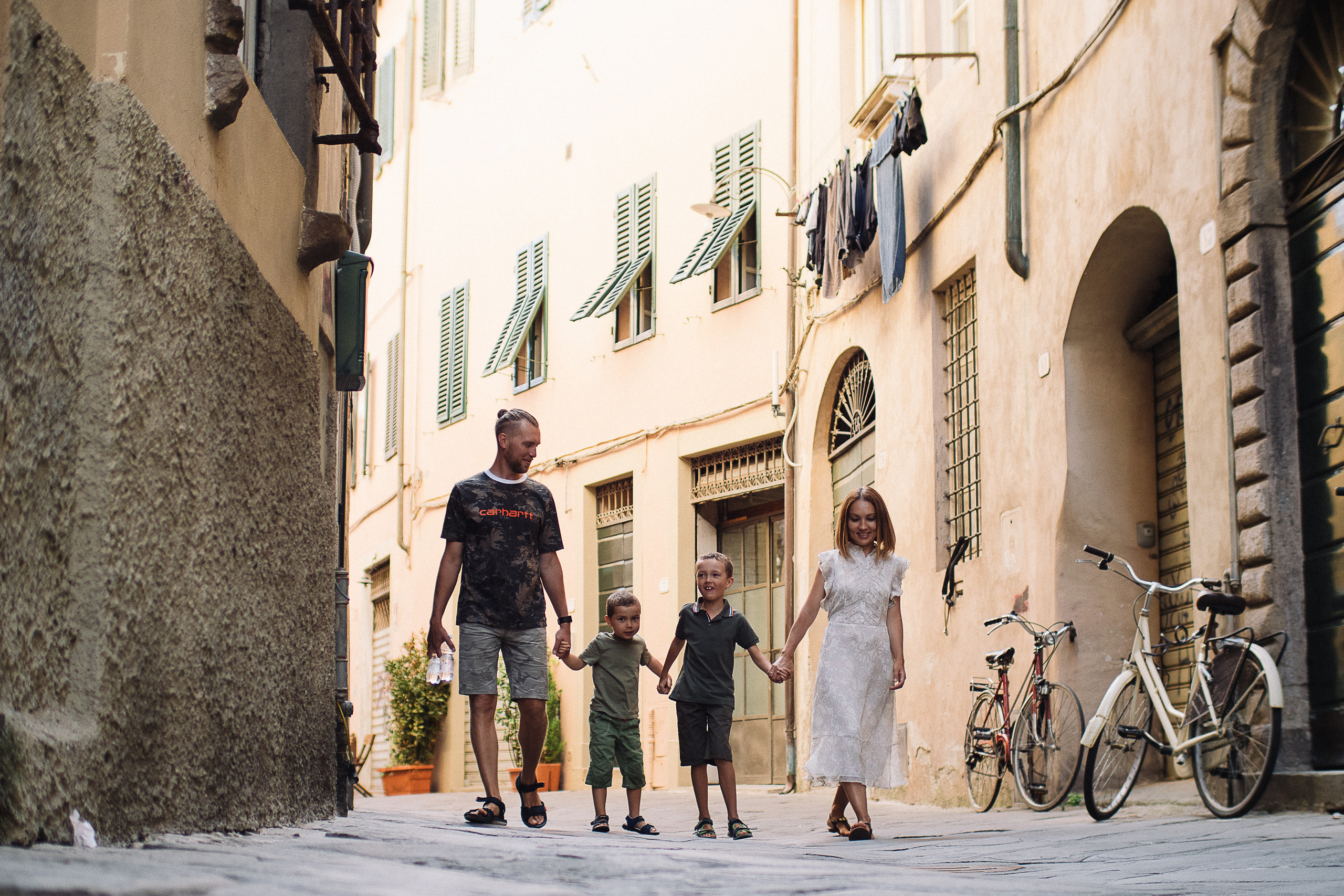 Family photoshoot Lucca Toscana Fotografo per le famiglie. stai cercando il fotografo in Toscana. Photographer Lucca Photographer Pisa for your vacation in Tuscany